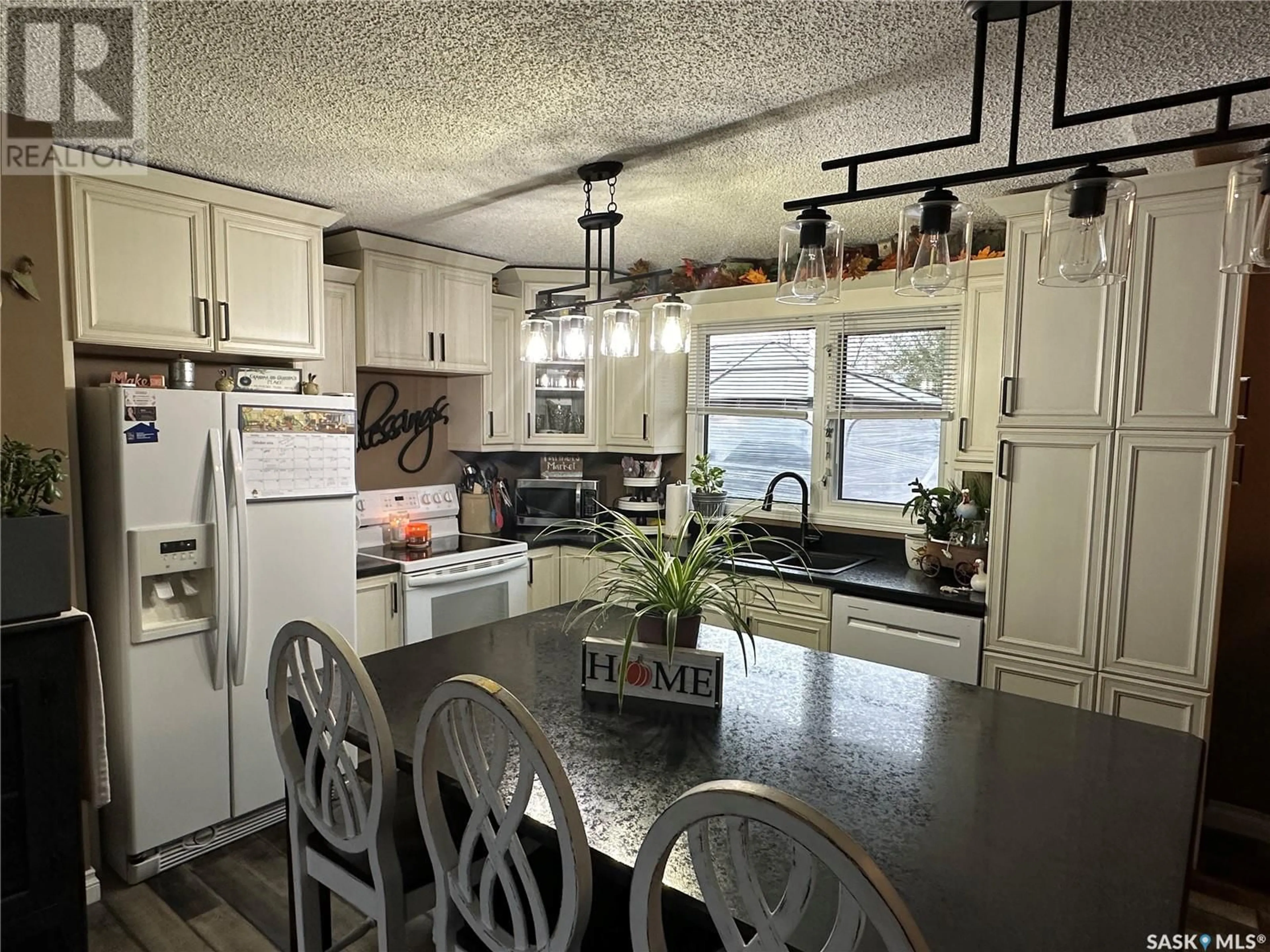 Open concept kitchen for 233 Onstad CRESCENT, Weyburn Saskatchewan S4H2T1