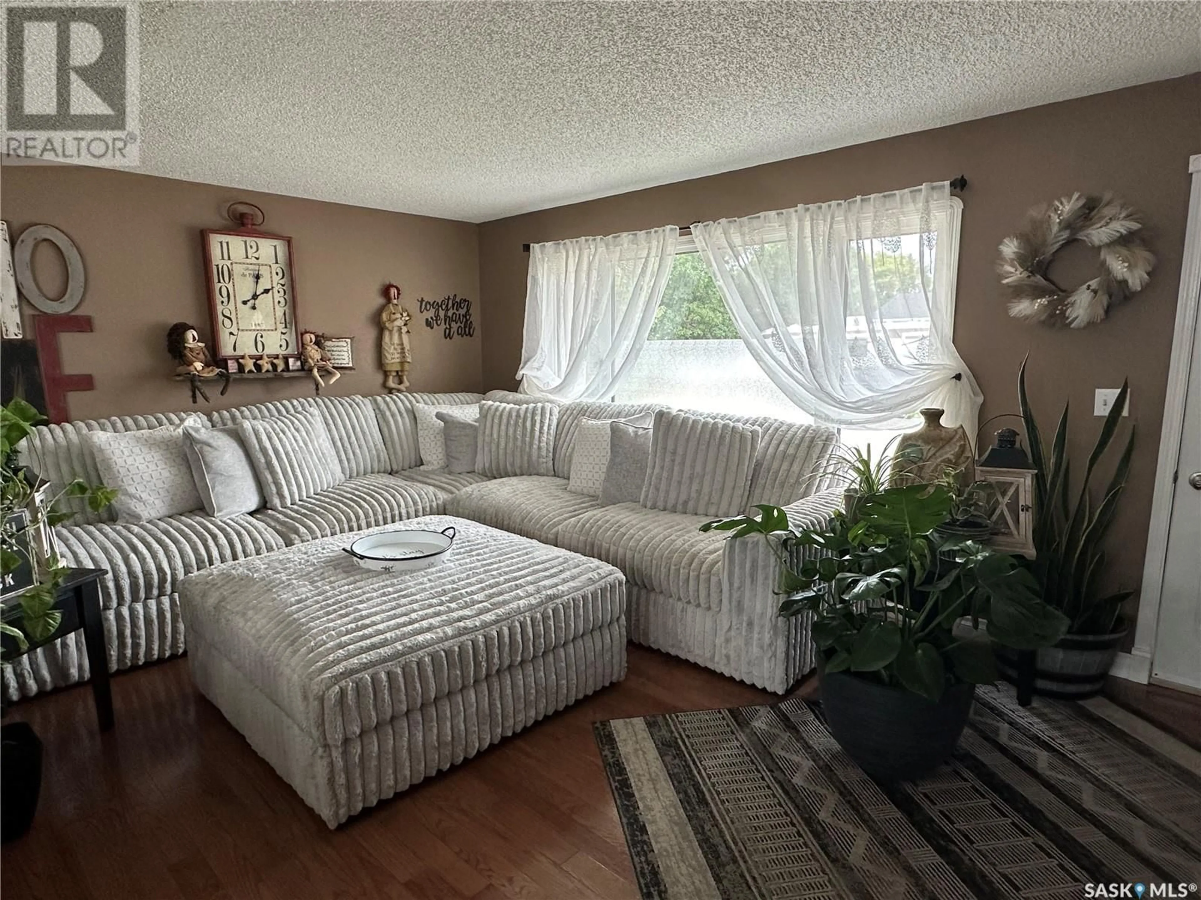 Living room, carpet floors for 233 Onstad CRESCENT, Weyburn Saskatchewan S4H2T1