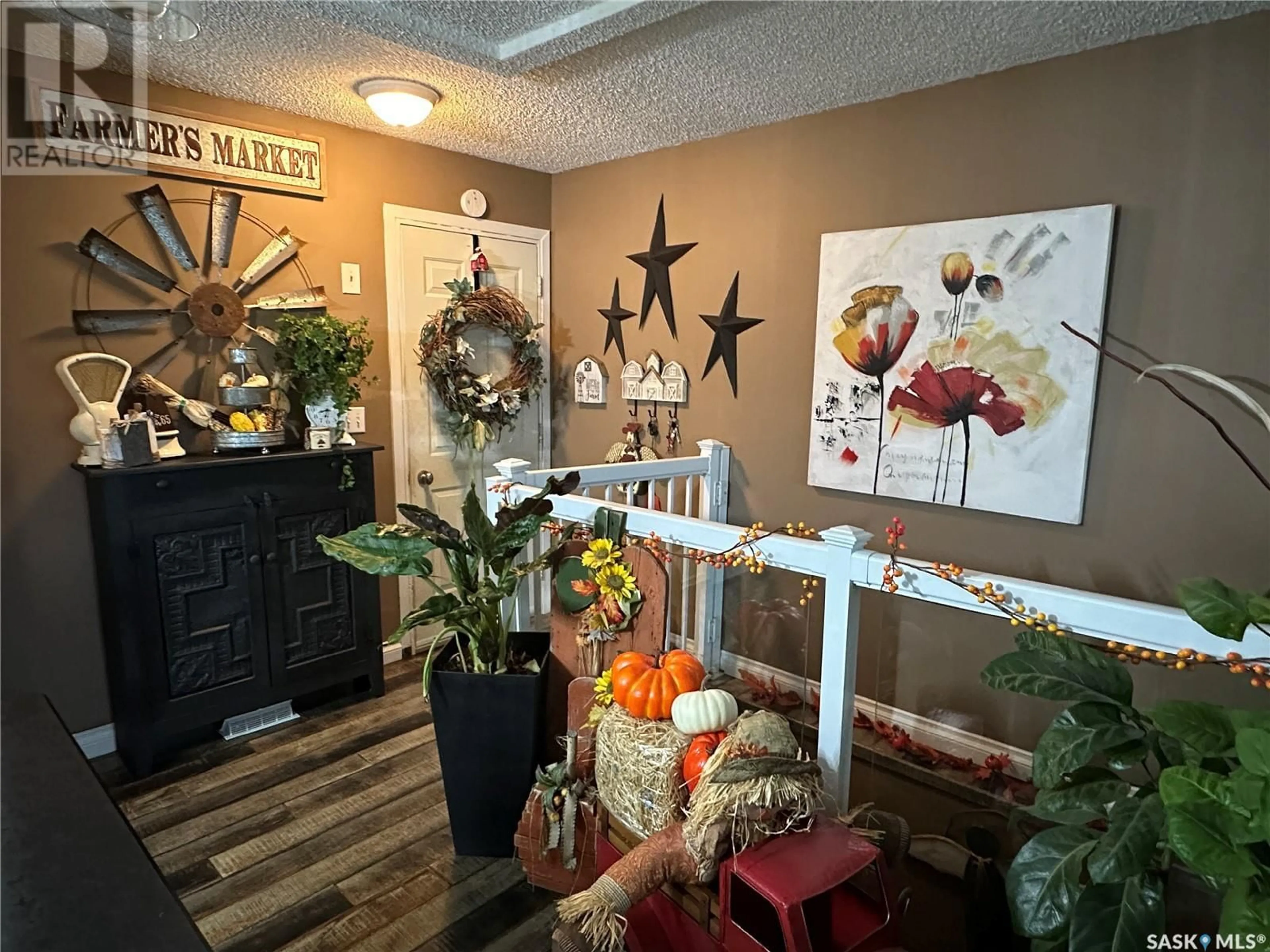 Indoor entryway, wood floors for 233 Onstad CRESCENT, Weyburn Saskatchewan S4H2T1