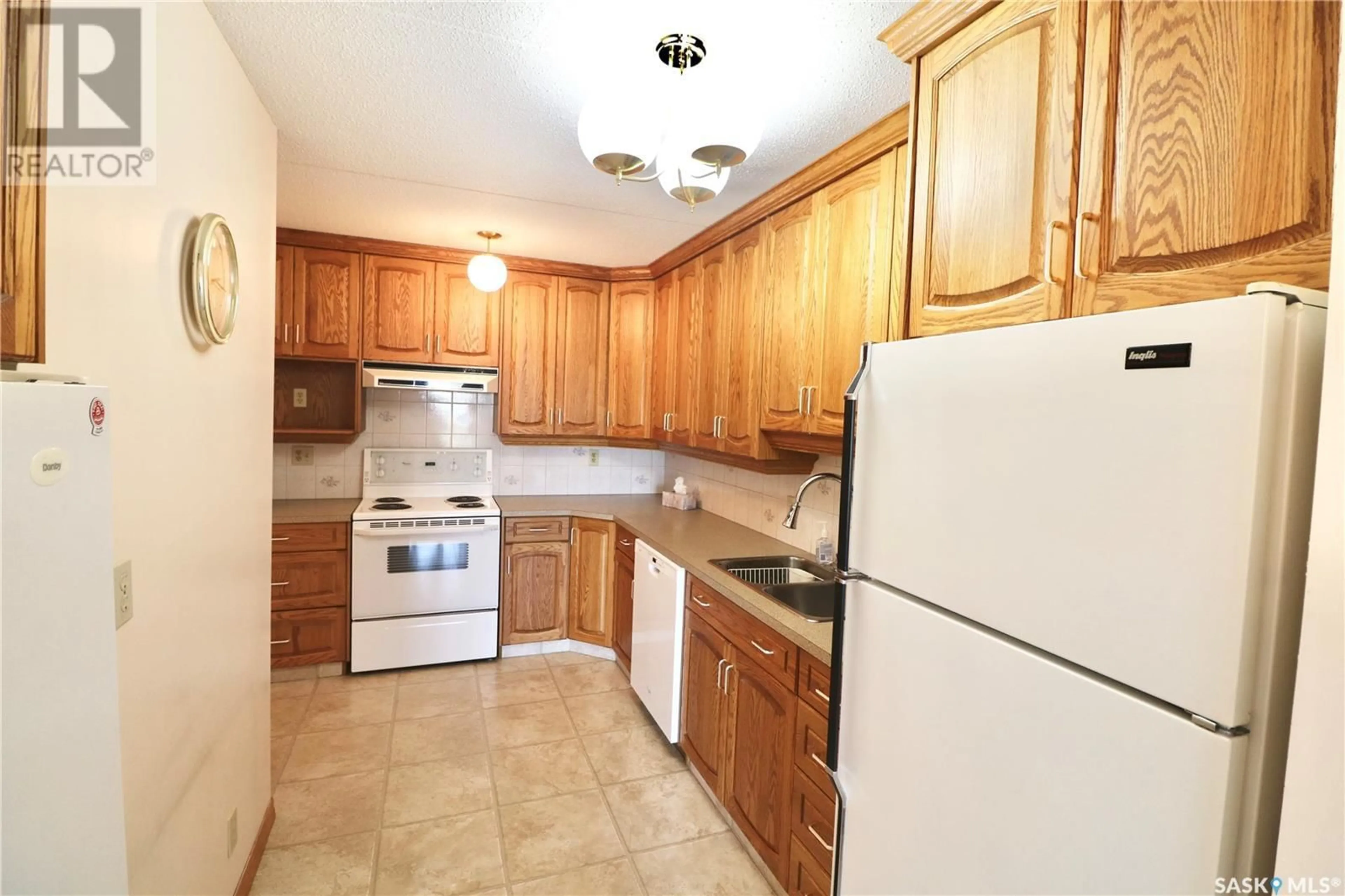 Standard kitchen, wood floors, cottage for 1405 3520 Hillsdale STREET, Regina Saskatchewan S4S5Z5