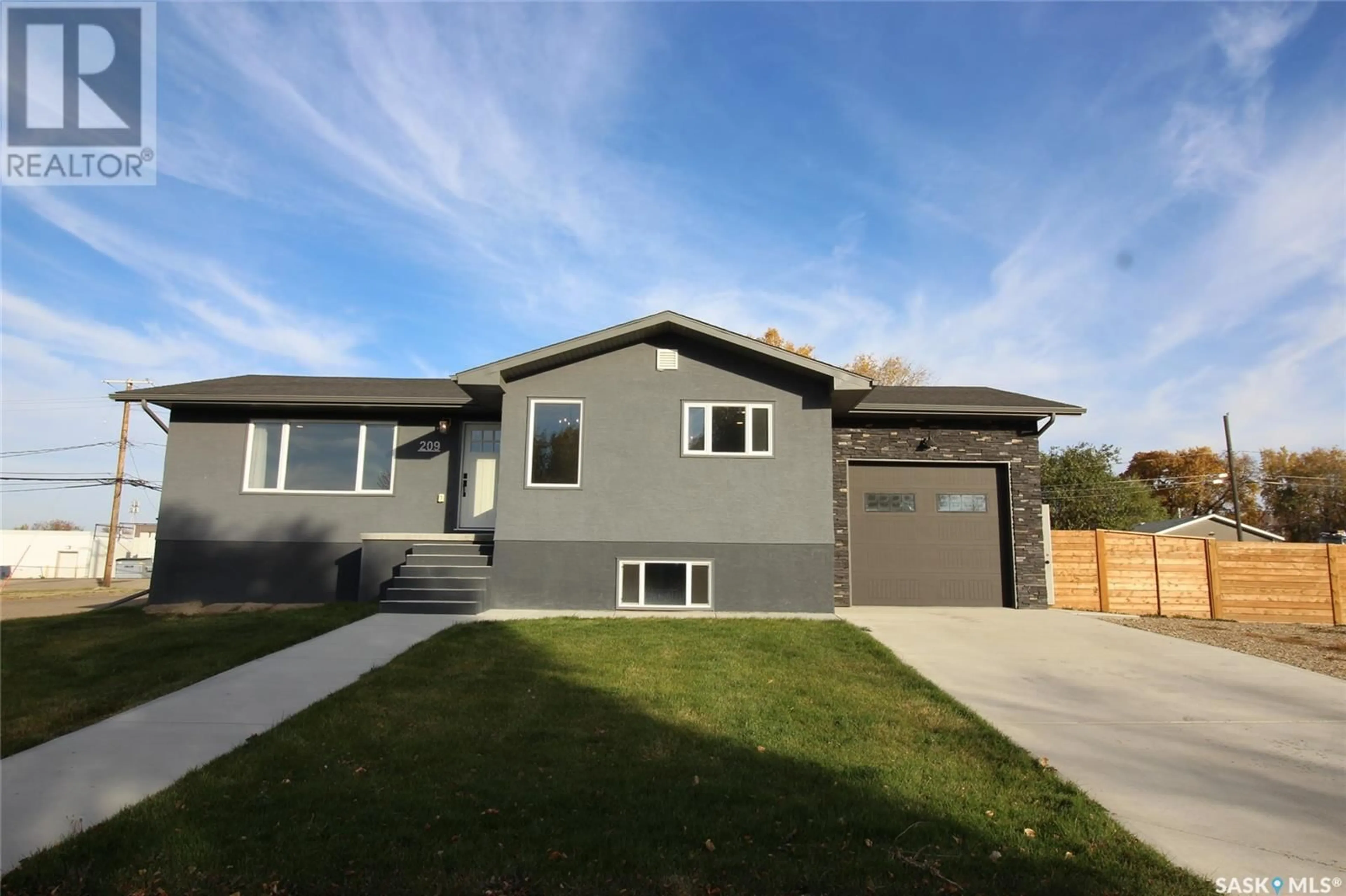 Home with vinyl exterior material, street for 209 2ND AVENUE, Shaunavon Saskatchewan S0N2M0