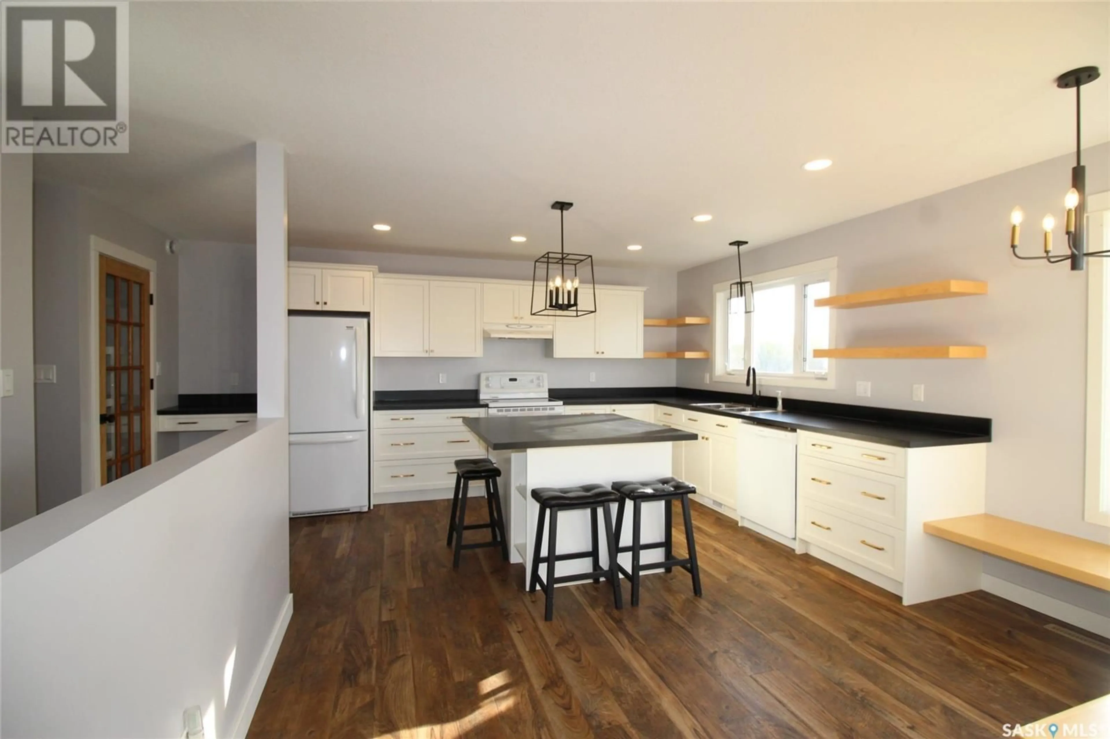 Open concept kitchen, unknown for 209 2ND AVENUE, Shaunavon Saskatchewan S0N2M0