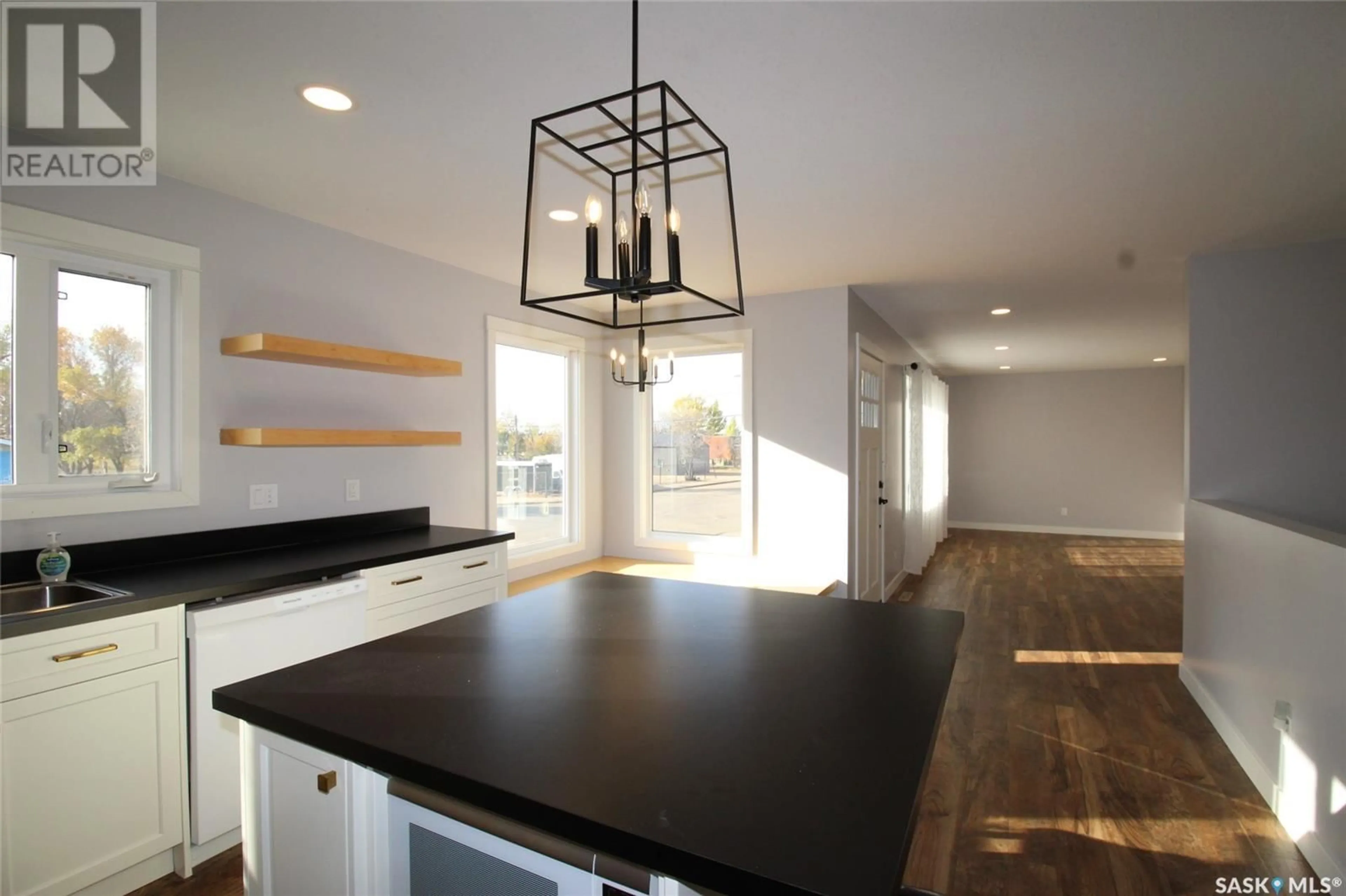 Contemporary kitchen, wood floors, mountain for 209 2ND AVENUE E, Shaunavon Saskatchewan S0N2M0