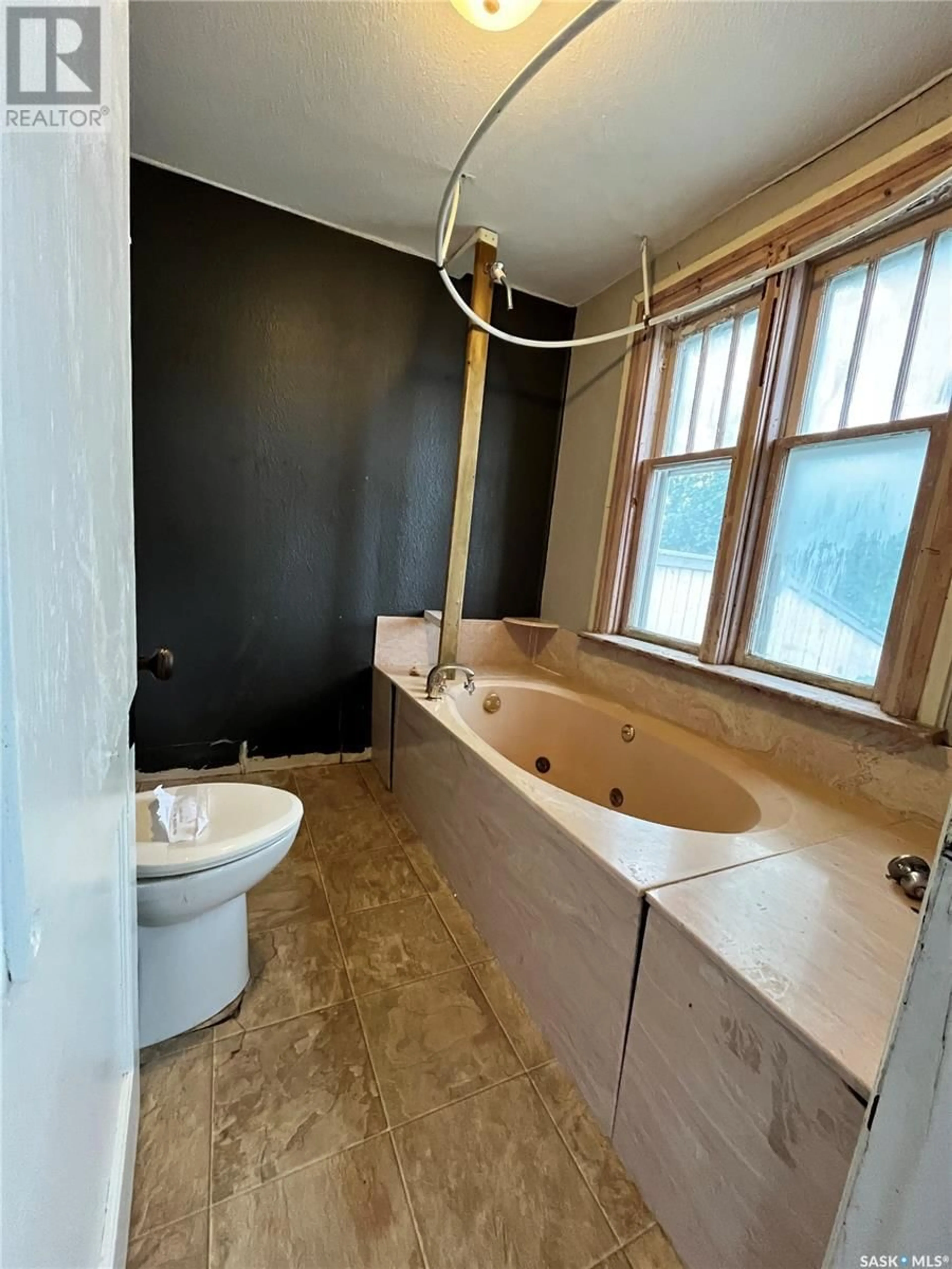 Bathroom, wood floors for 108 M AVENUE S, Saskatoon Saskatchewan S7M2K2