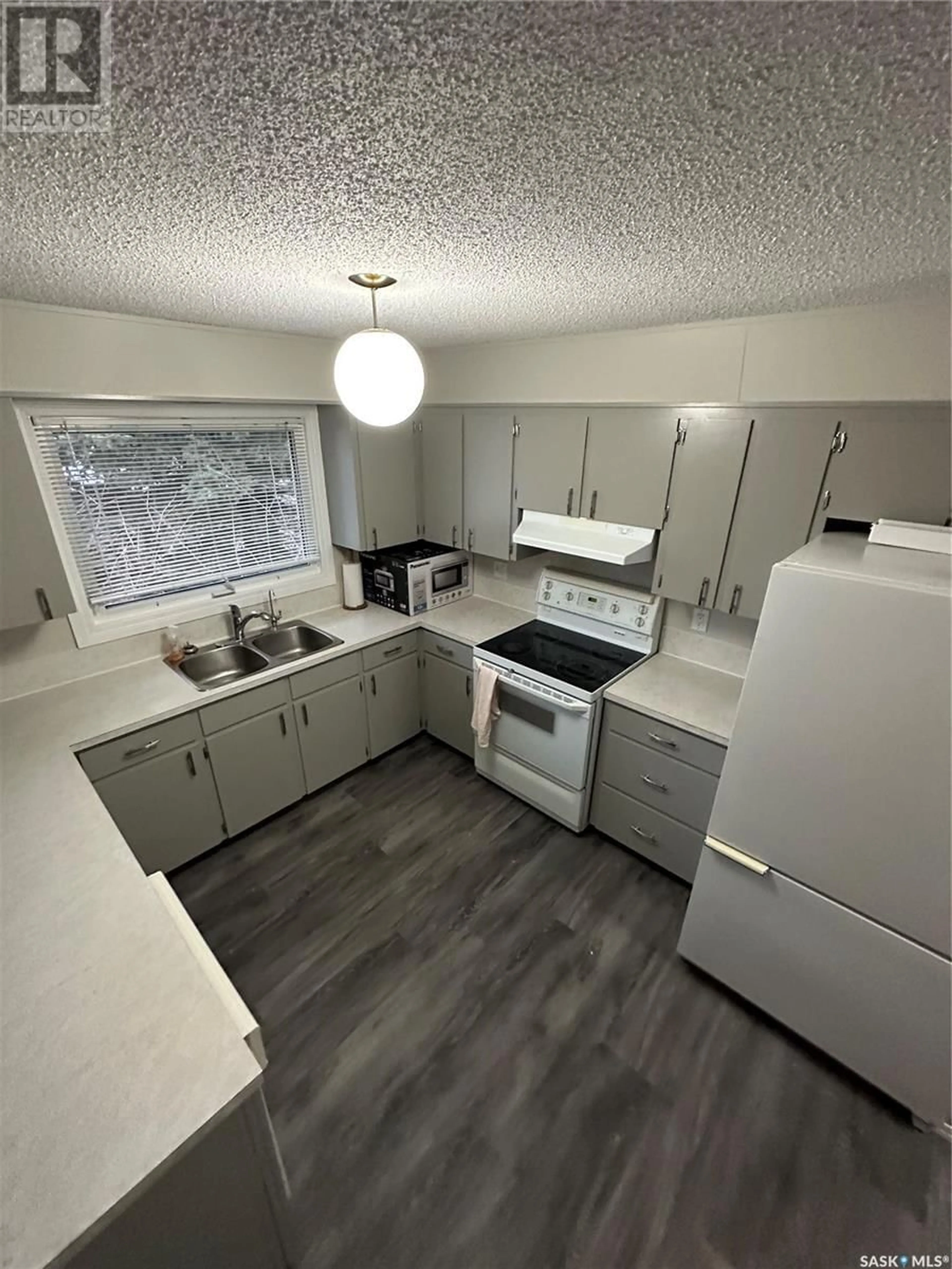 Standard kitchen, wood floors, cottage for 215 Sixth AVENUE N, Yorkton Saskatchewan S3N0Y2