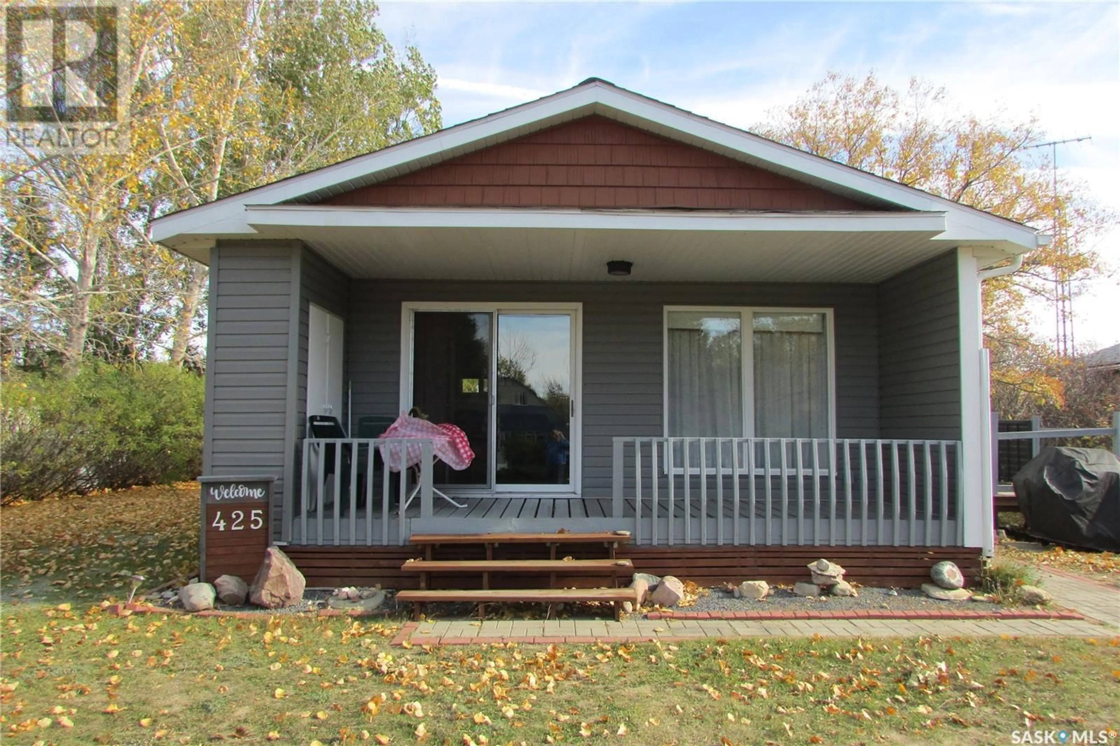 Home with vinyl exterior material, street for 425 MISTUSINNE CRESCENT, Mistusinne Saskatchewan S0H1J0