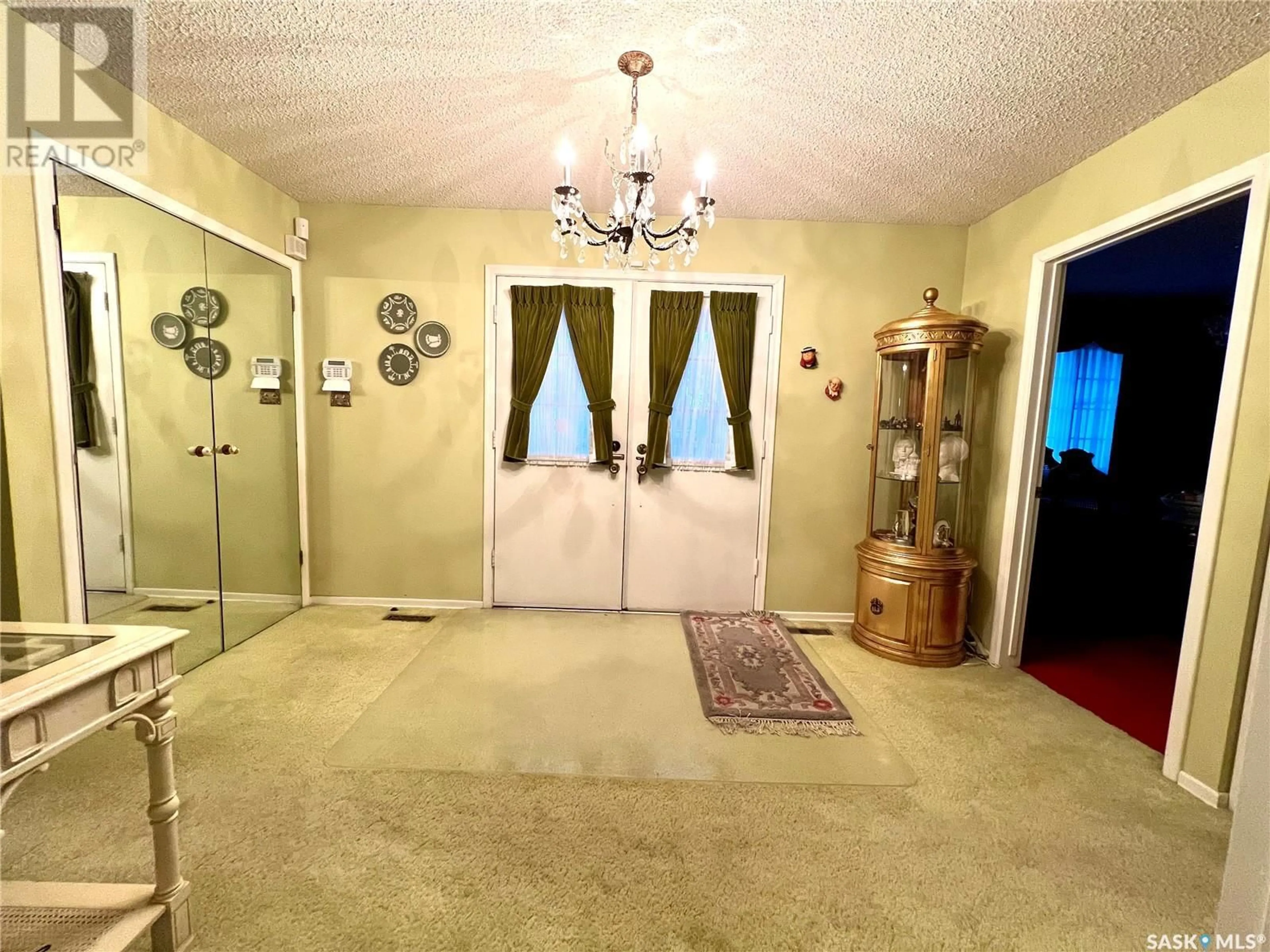 Indoor foyer, cement floor for 1941 Hillcrest PLACE, Swift Current Saskatchewan S9H1P3