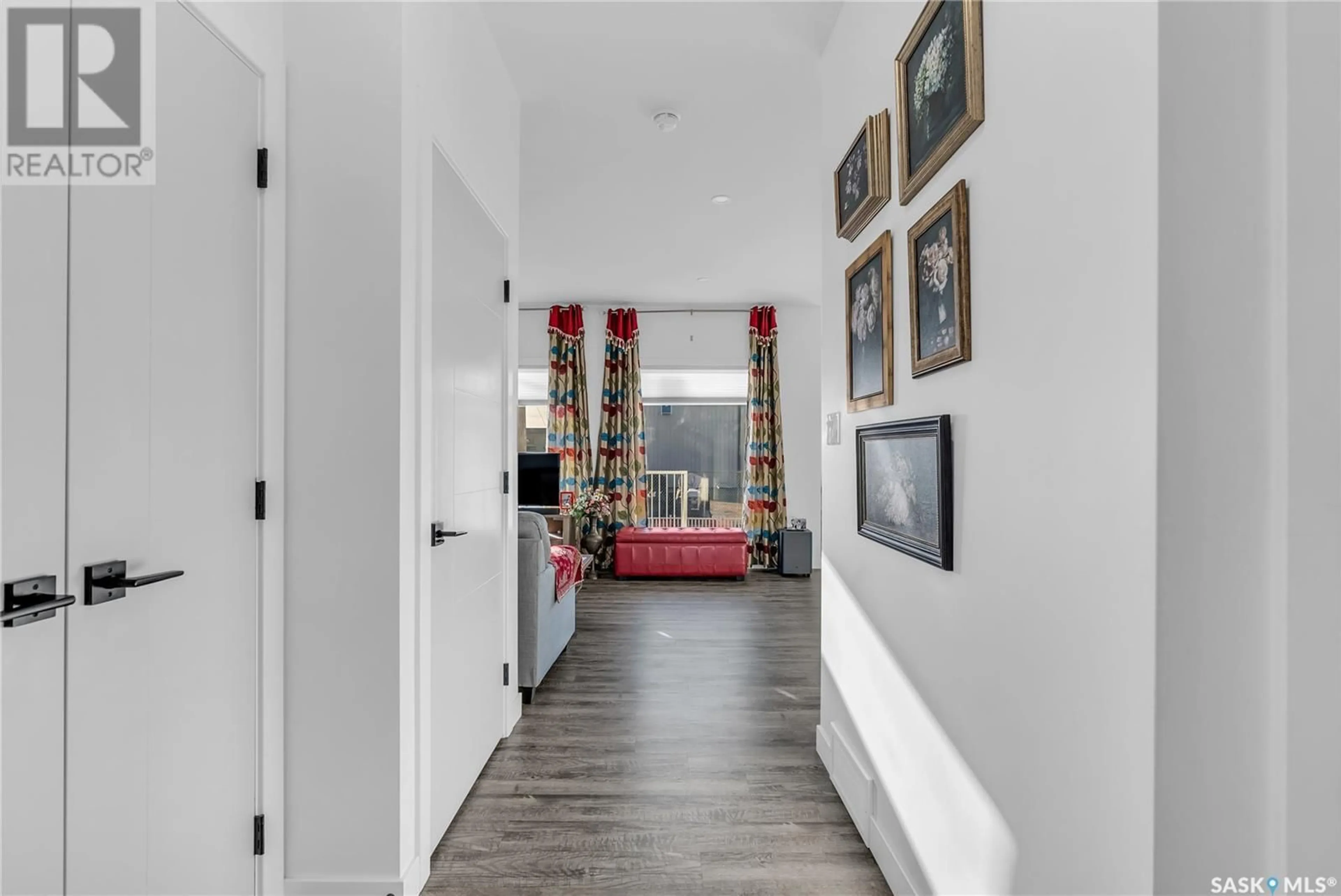 Indoor entryway, wood floors for 800 1st AVENUE N, Martensville Saskatchewan S0K0A2