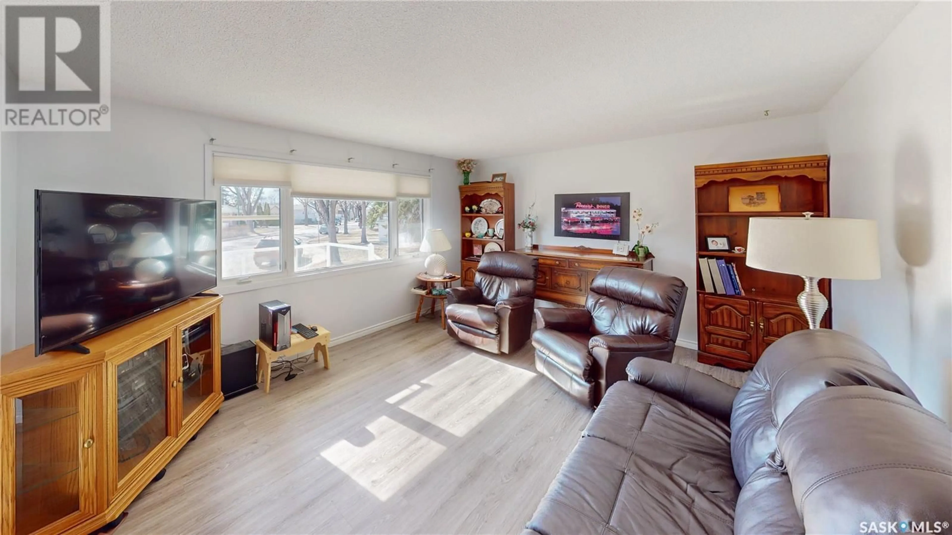 Living room, wood floors for 2924 3RD AVENUE N, Regina Saskatchewan S4R0W5