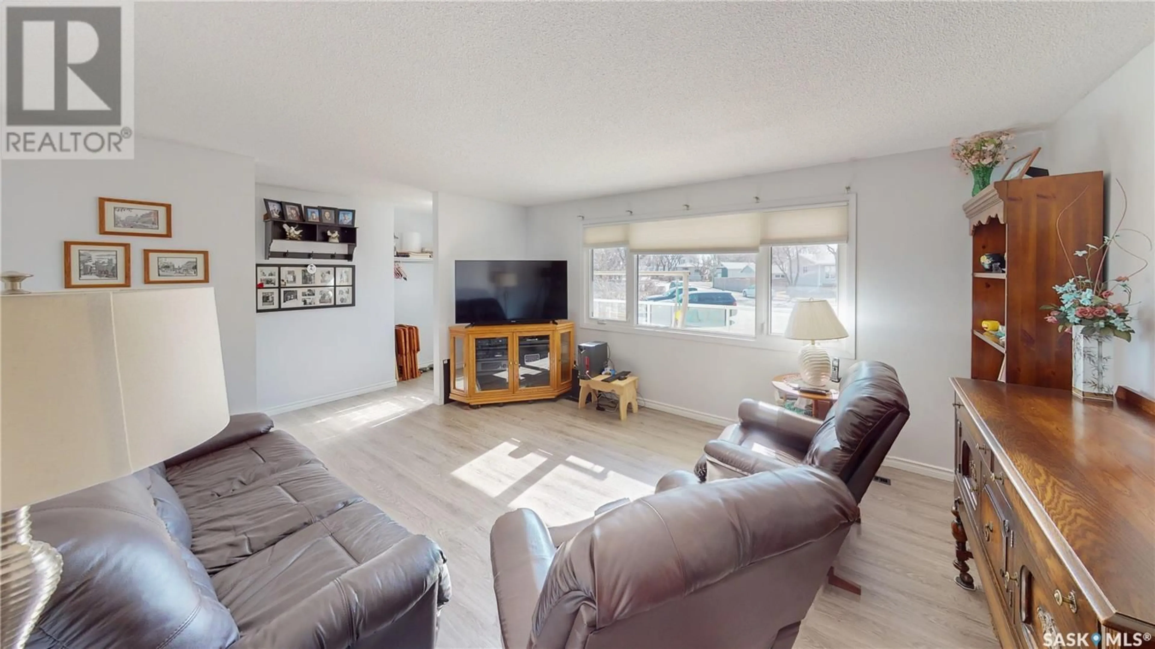 Living room, wood floors for 2924 3RD AVENUE N, Regina Saskatchewan S4R0W5