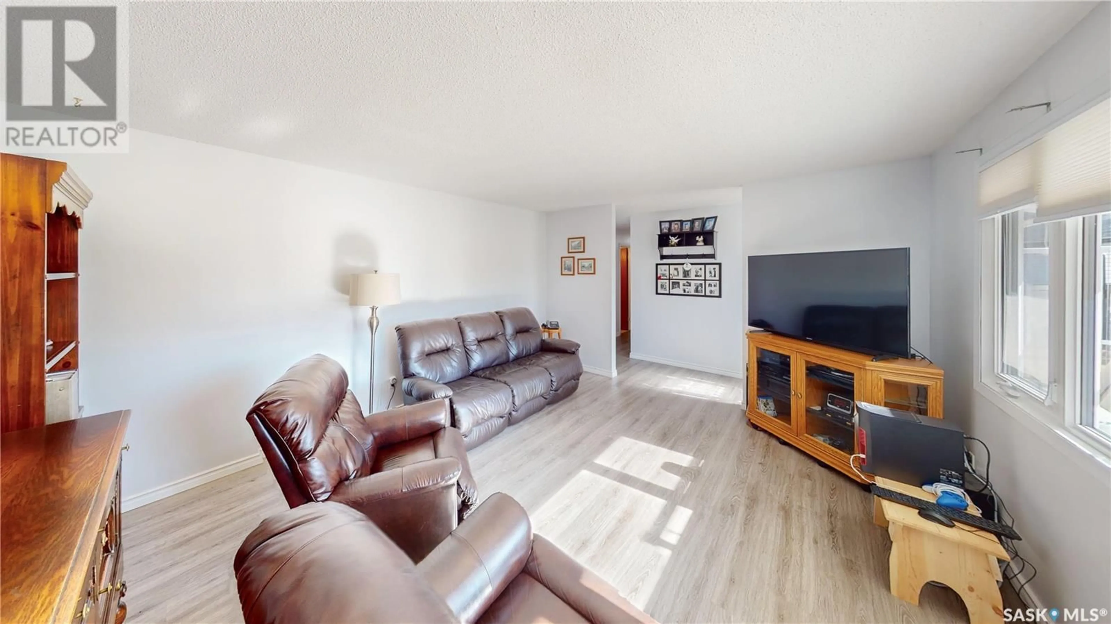 Living room, wood floors for 2924 3RD AVENUE N, Regina Saskatchewan S4R0W5