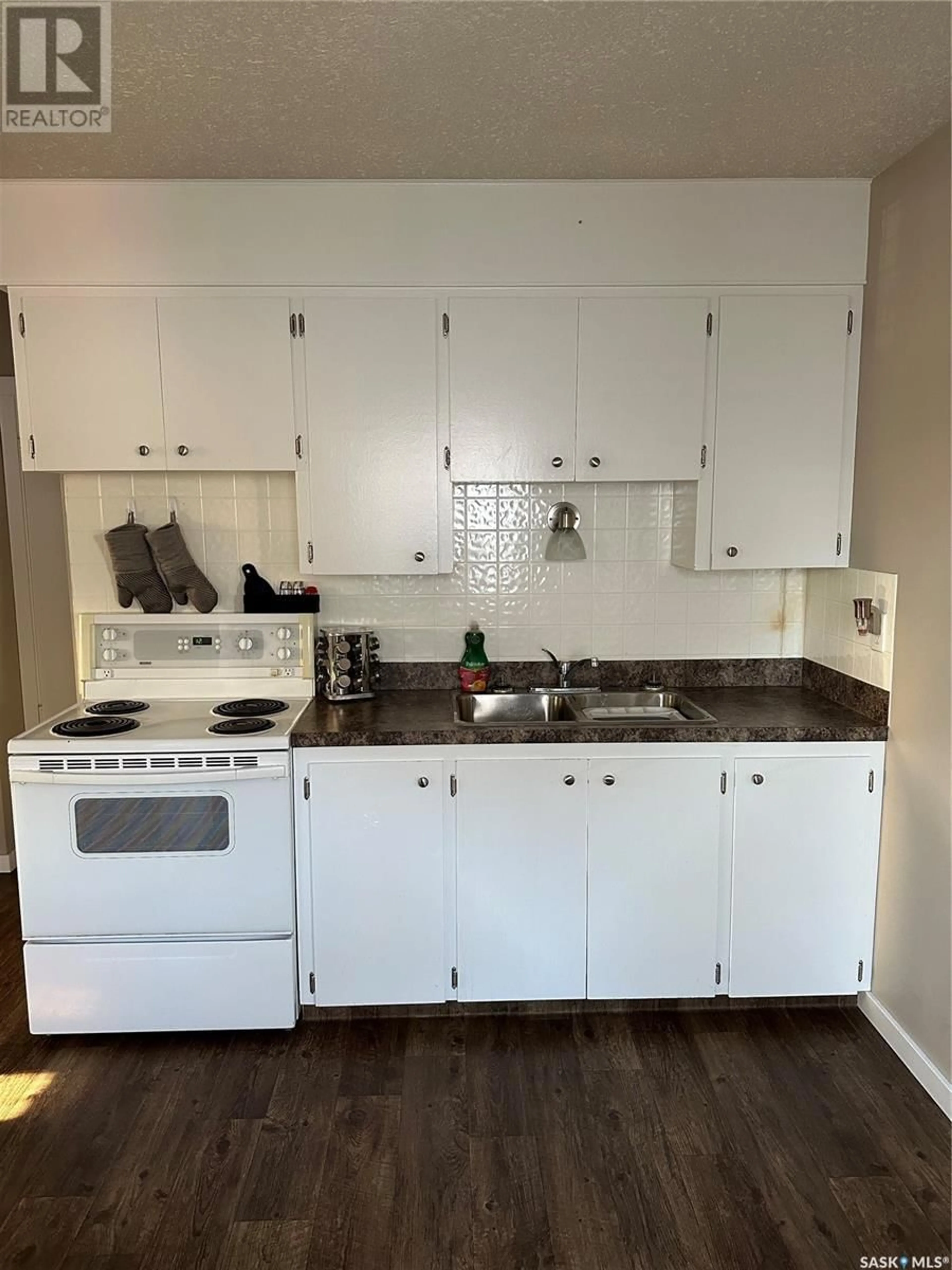 Standard kitchen, wood floors for 246 5th AVENUE NW, Swift Current Saskatchewan S9H0W3