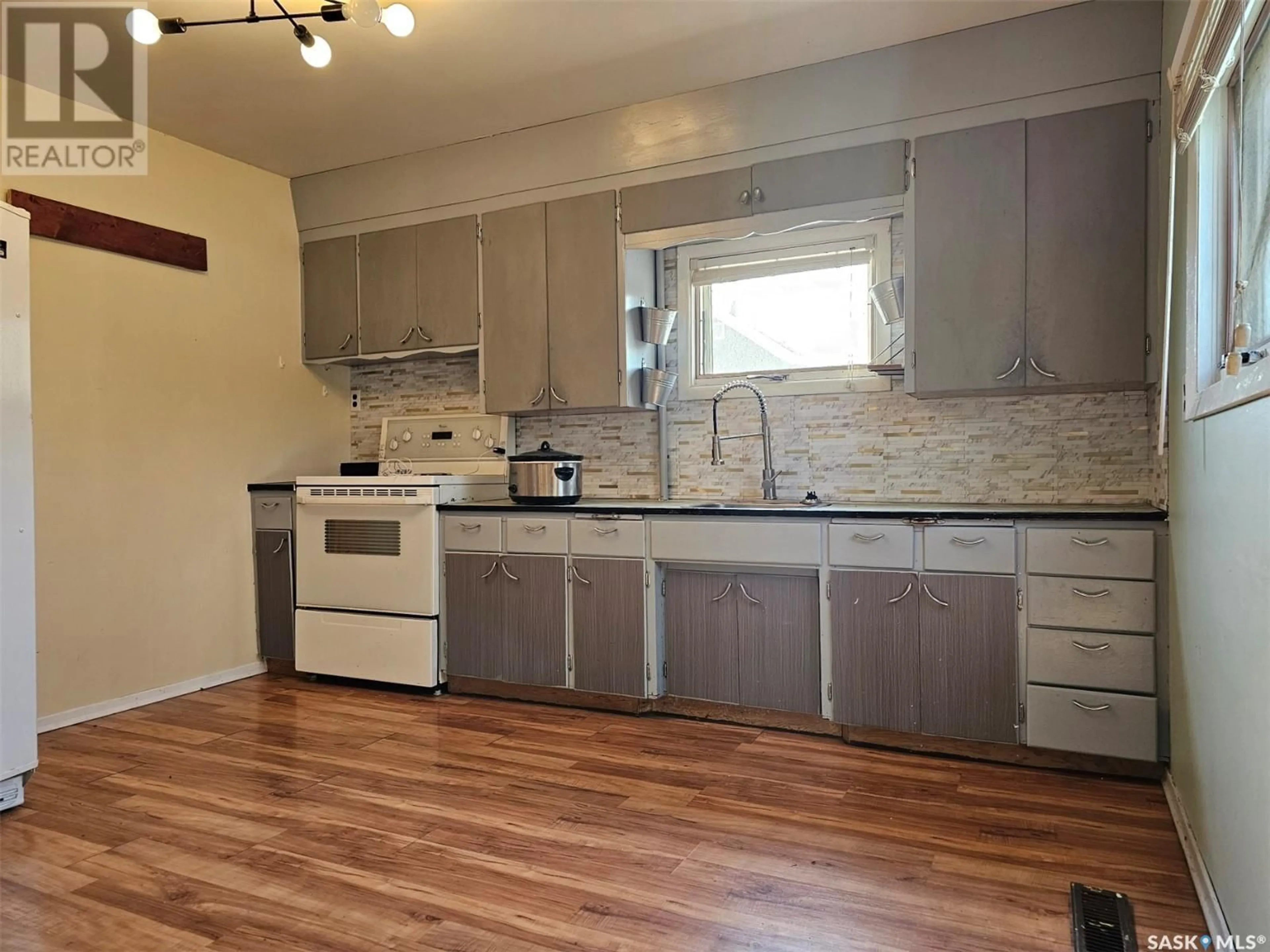 Standard kitchen, wood floors, cottage for 152 1st STREET E, Mankota Saskatchewan S0H2W0