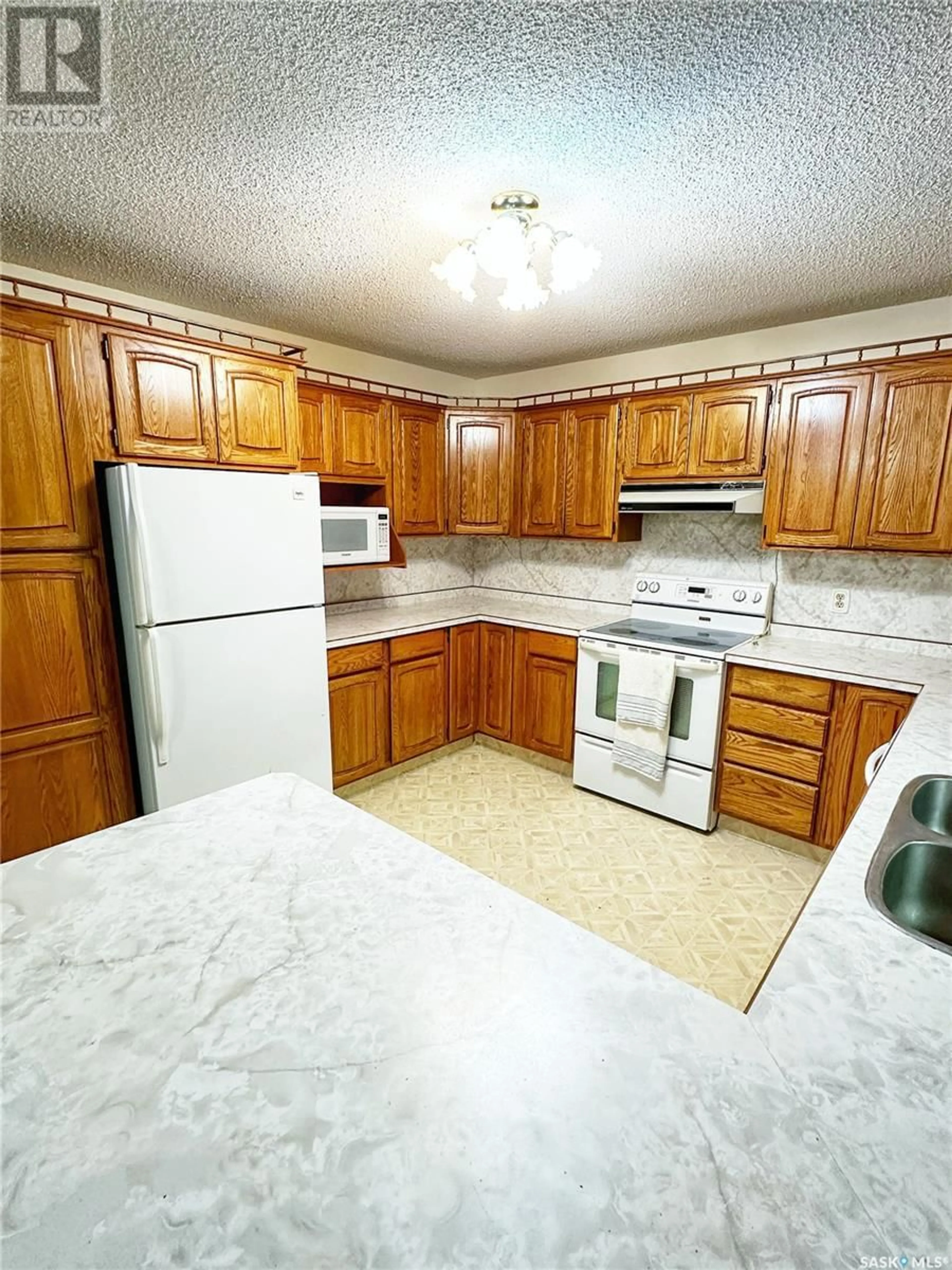 Standard kitchen, unknown floor, cottage for 7469 Lake AVENUE, Gull Lake Saskatchewan S0N1A0