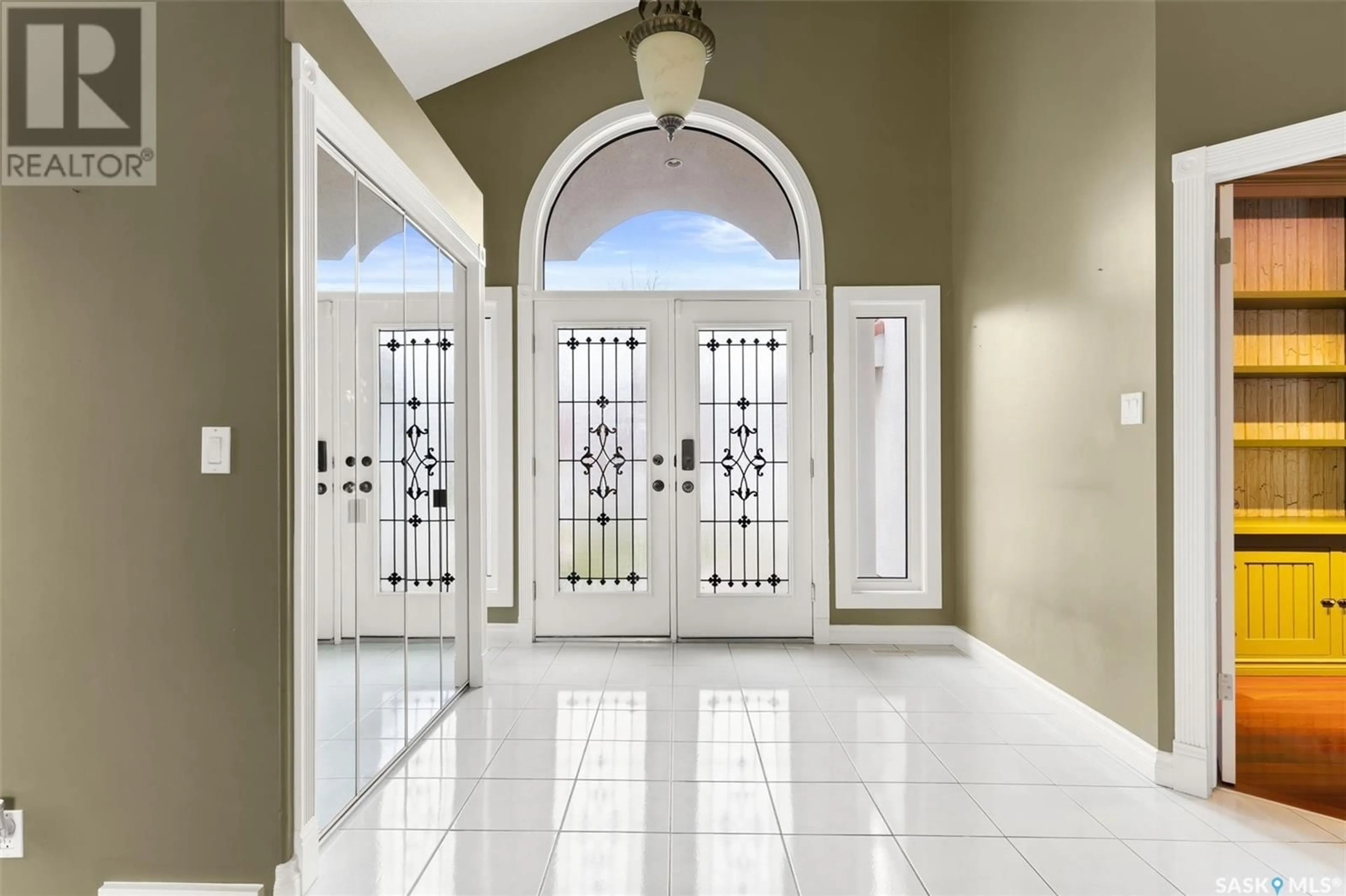 Indoor entryway, ceramic floors for 5018 Wascana Vista COURT, Regina Saskatchewan S4V2S2