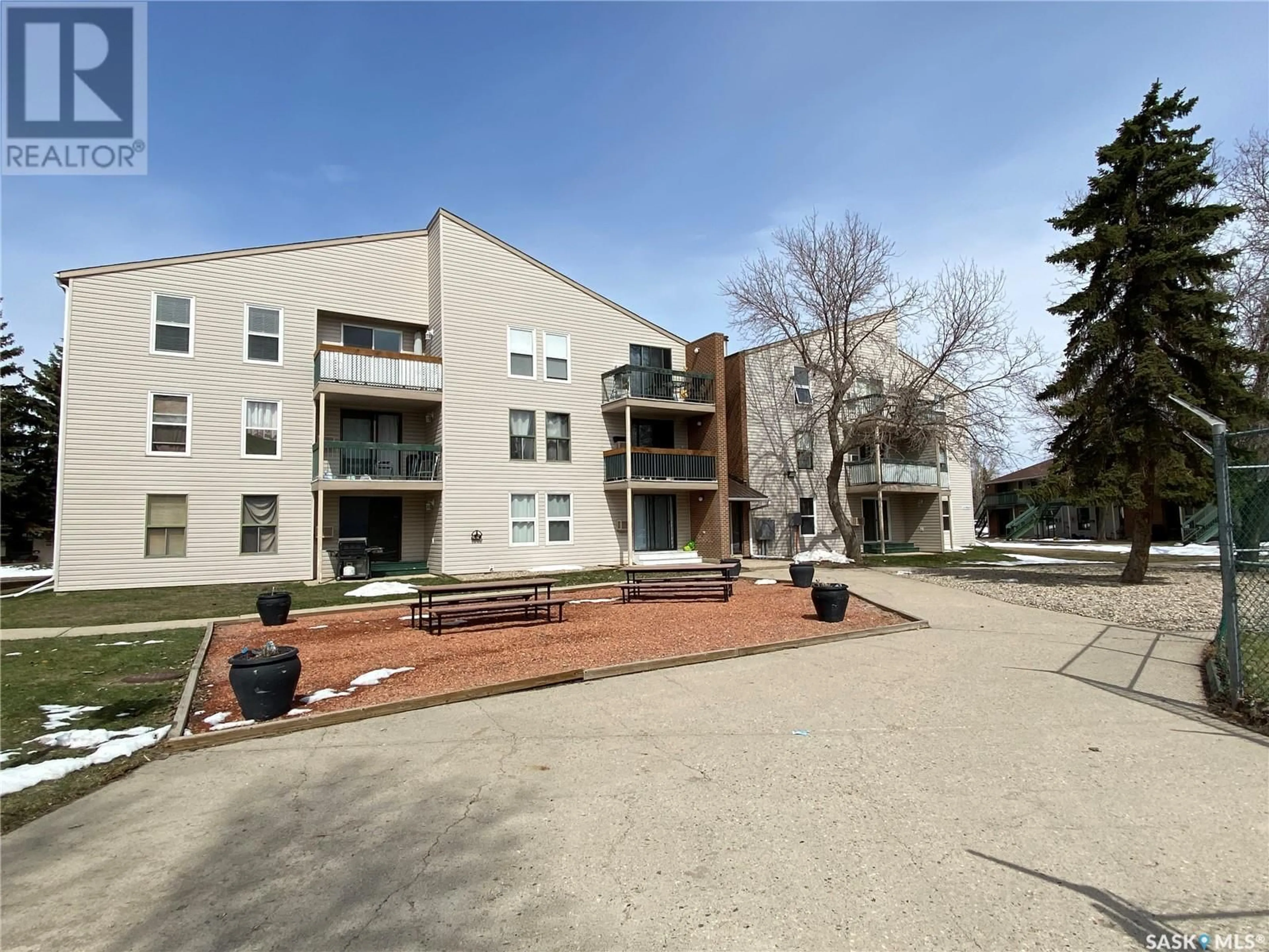 A pic from exterior of the house or condo, the front or back of building for 208 34 Nollet AVENUE, Regina Saskatchewan S4T7P9