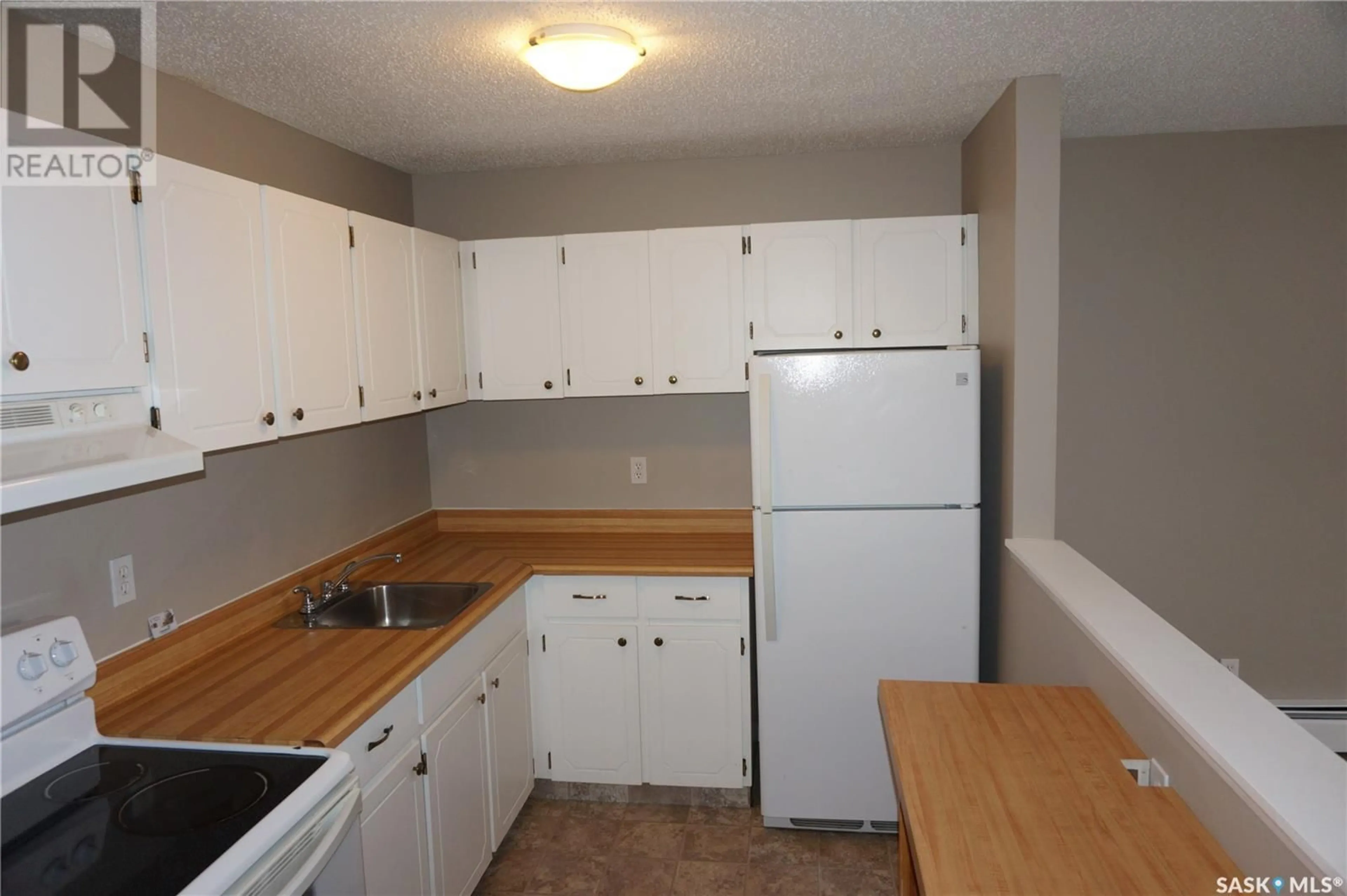 Standard kitchen, unknown floor, cottage for 208 34 Nollet AVENUE, Regina Saskatchewan S4T7P9