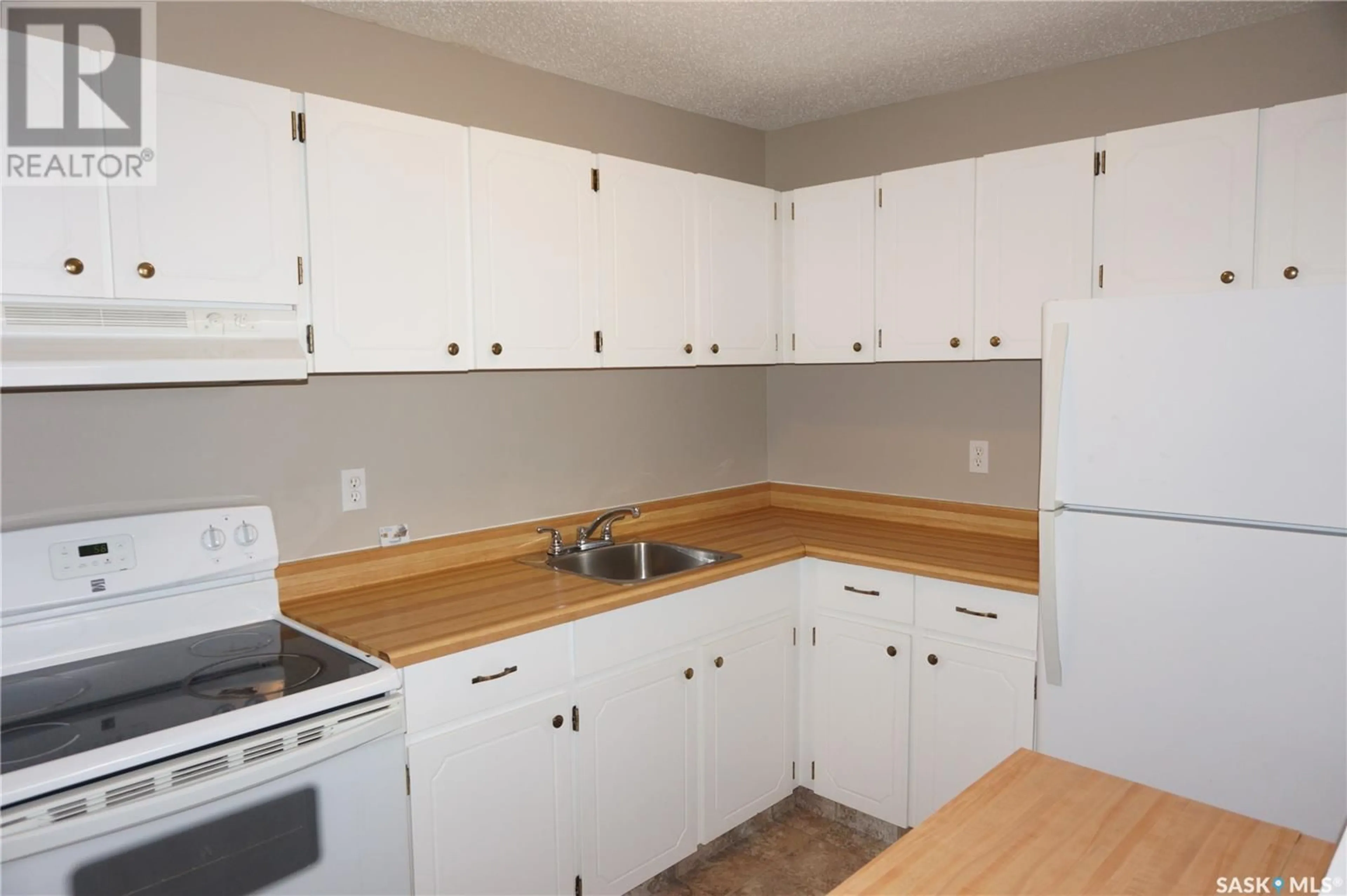 Standard kitchen, wood floors, cottage for 208 34 Nollet AVENUE, Regina Saskatchewan S4T7P9