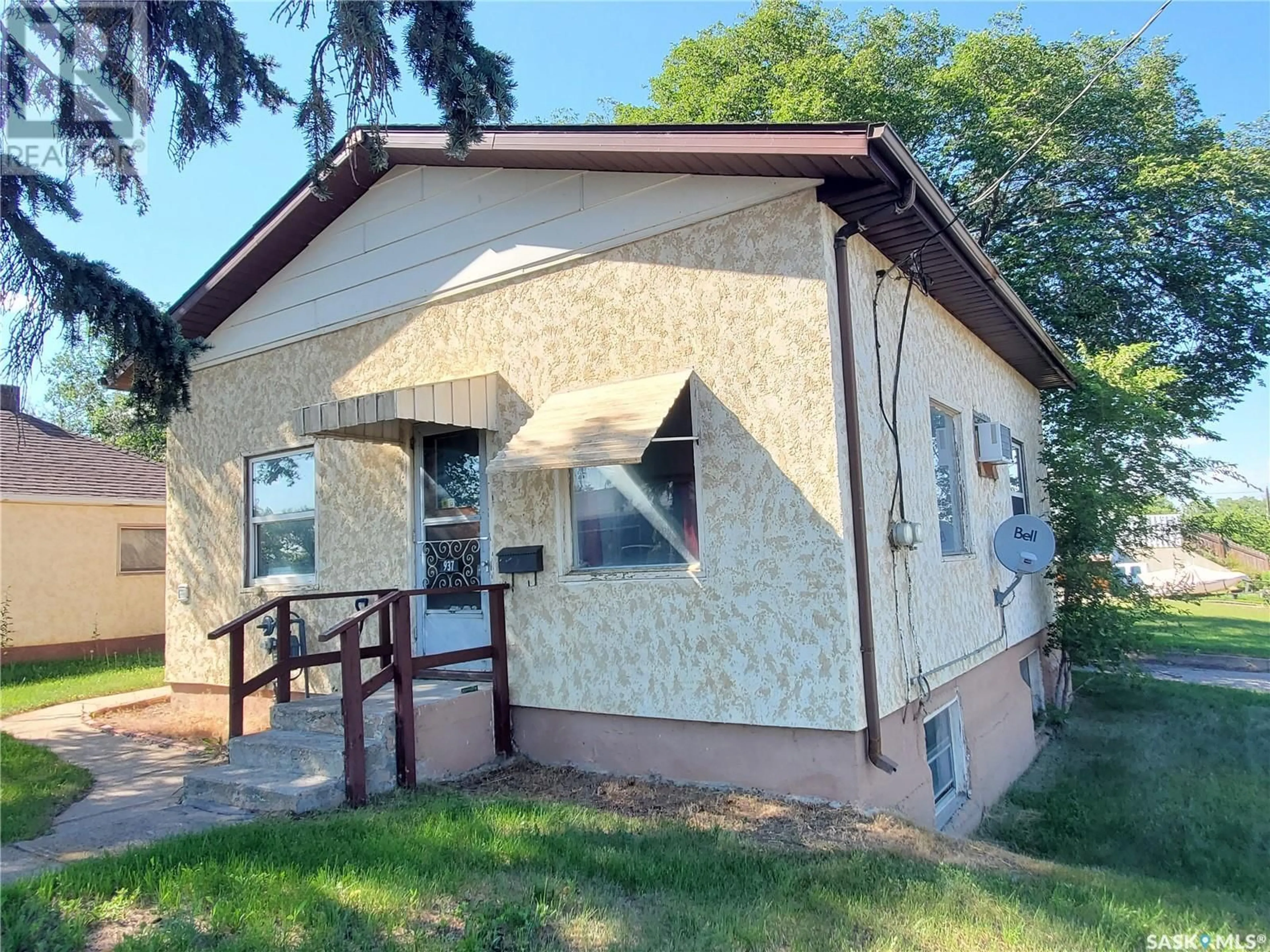 Frontside or backside of a home, the front or back of building for 937 North Railway STREET E, Swift Current Saskatchewan S9H1E4