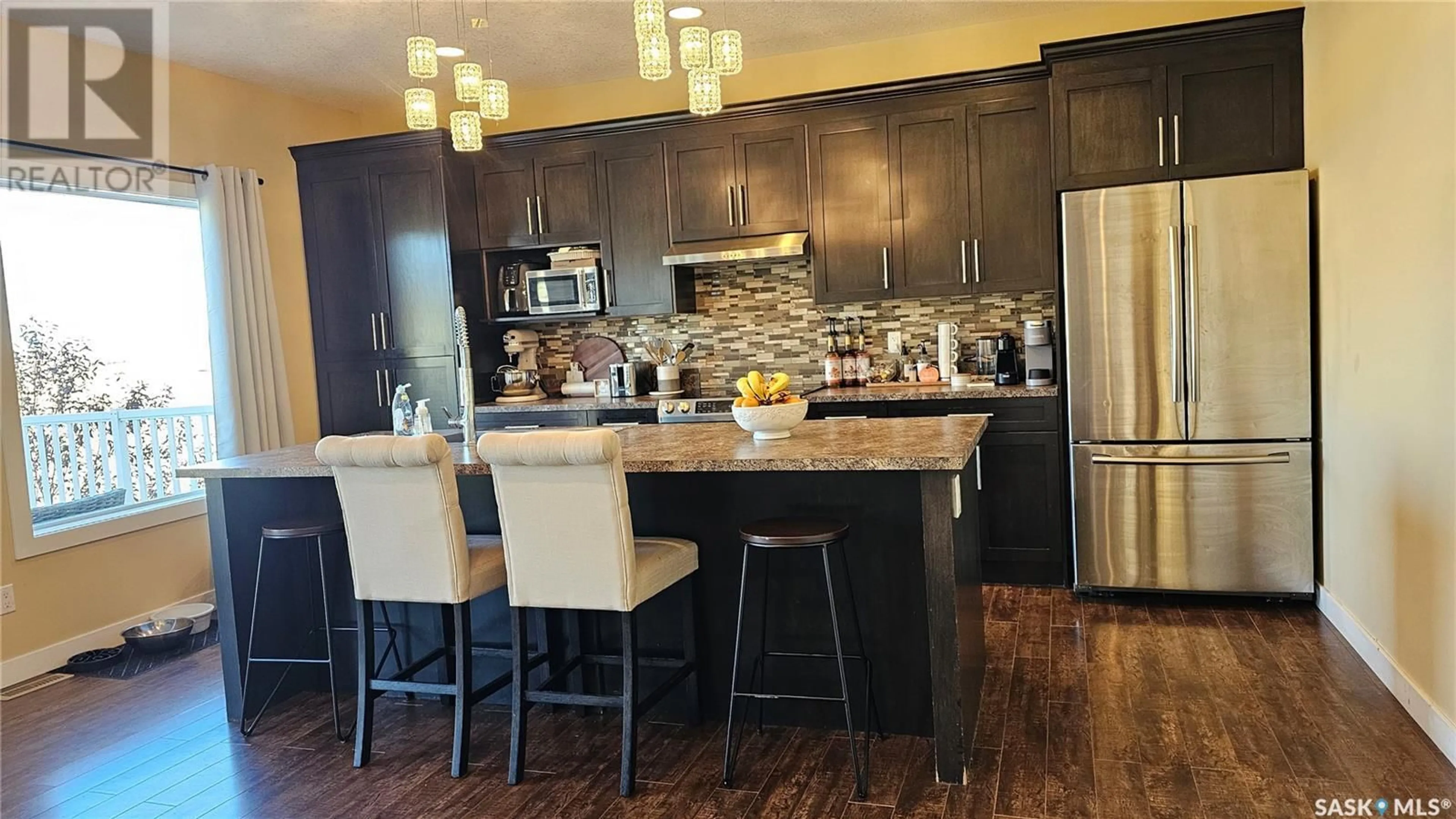 Contemporary kitchen, wood floors, mountain for 141 Valley Park PLACE, Swift Current Saskatchewan S9H5N2