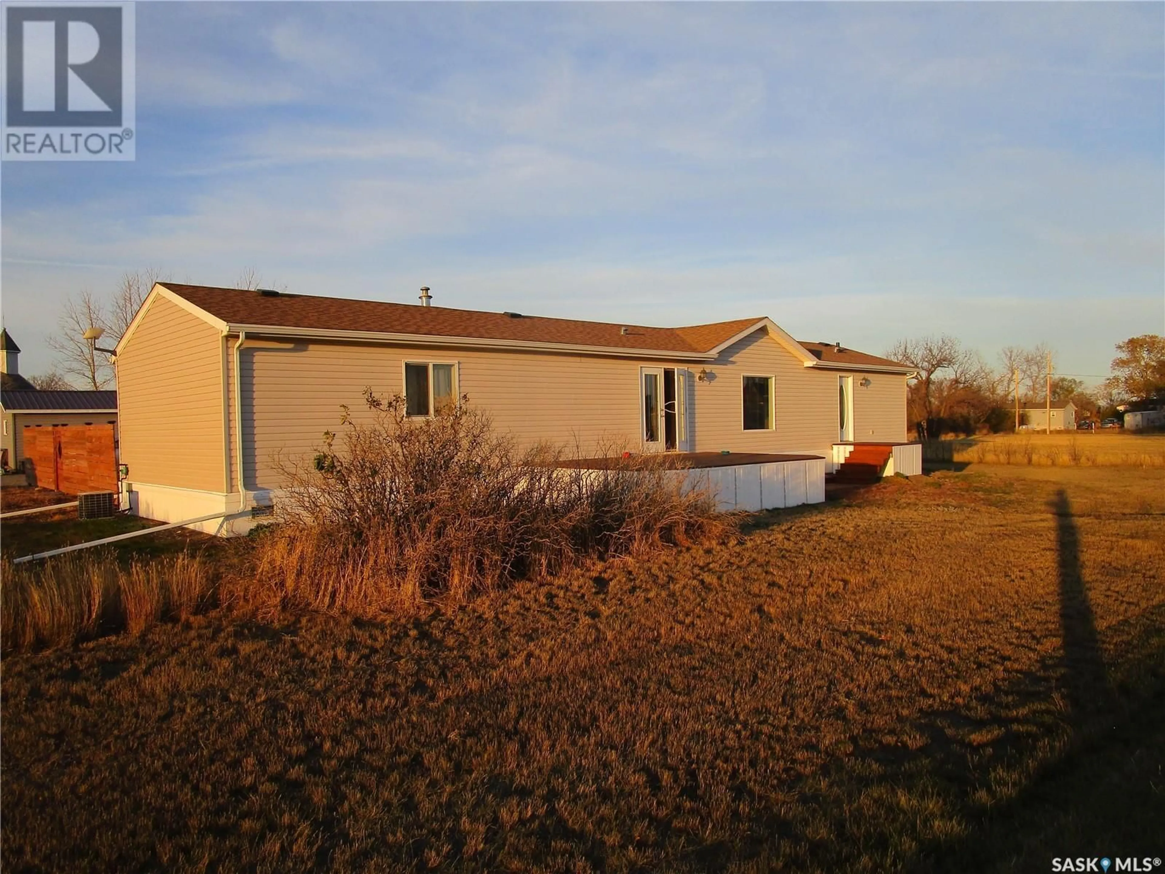 A pic from outside/outdoor area/front of a property/back of a property/a pic from drone, building for 514 3RD AVENUE, Wood Mountain Saskatchewan S0H4L0