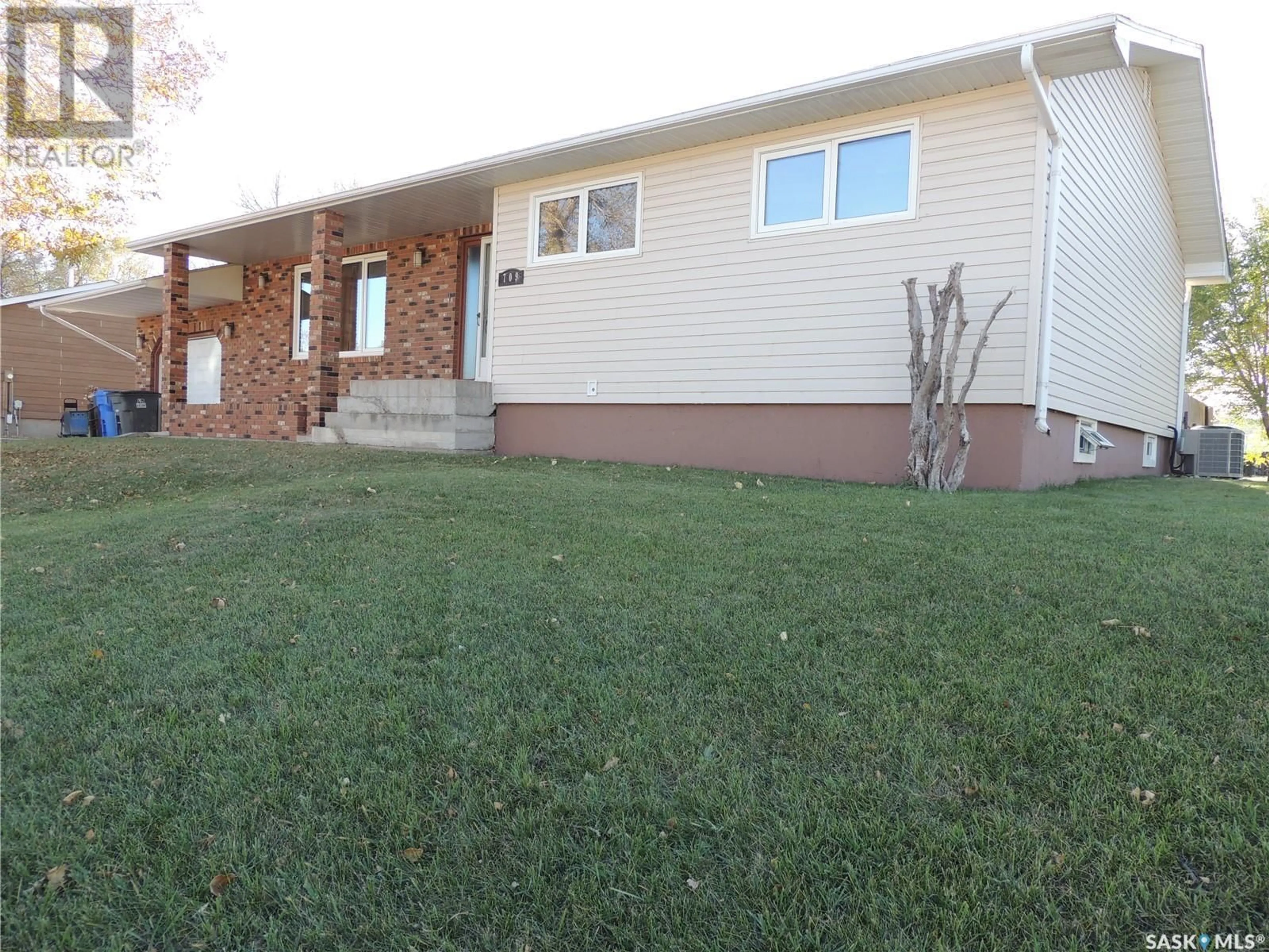 Frontside or backside of a home, the street view for 709 Jubilee PLACE, Estevan Saskatchewan S4A0A1