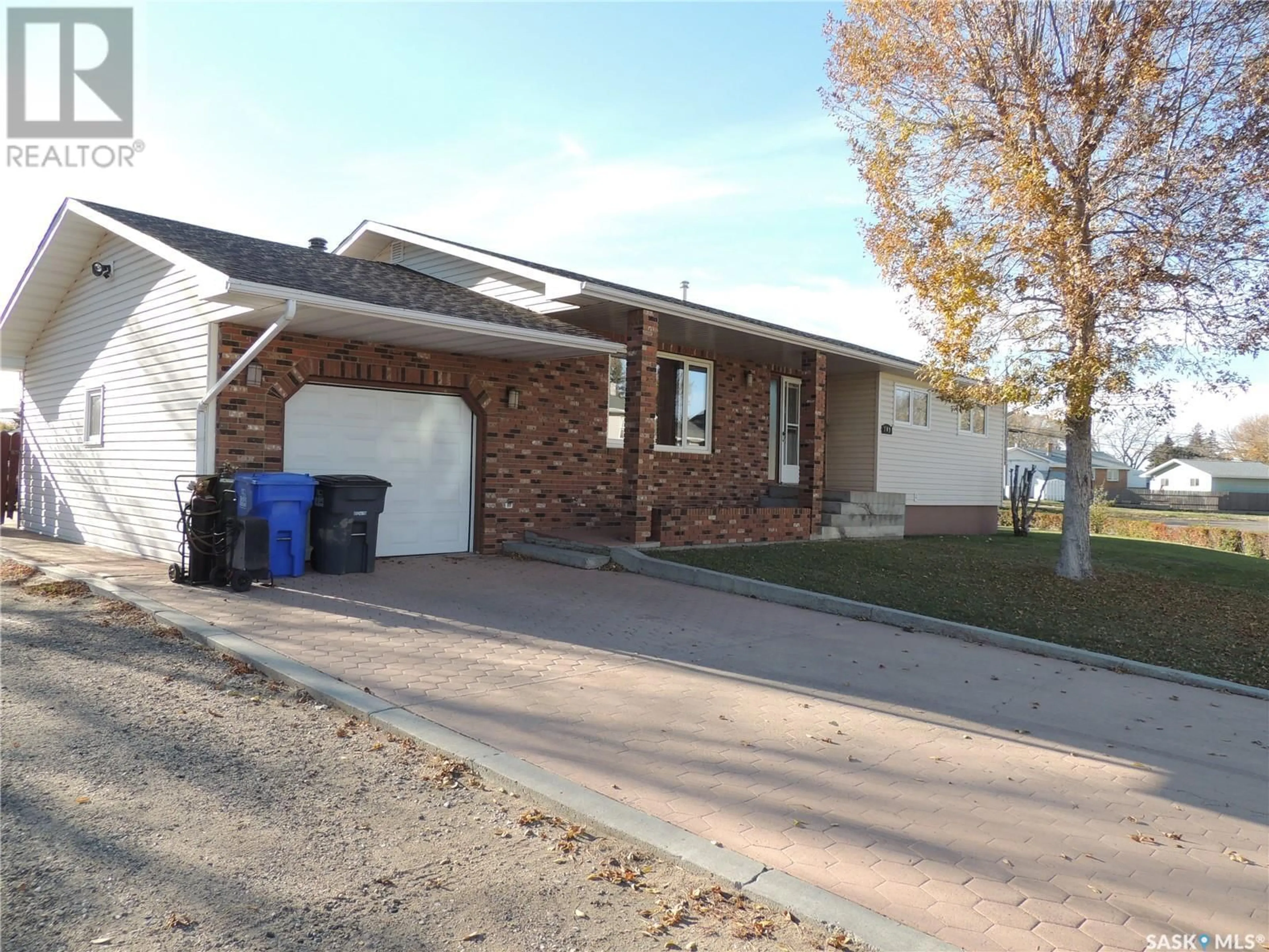 Frontside or backside of a home, the street view for 709 Jubilee PLACE, Estevan Saskatchewan S4A0A1