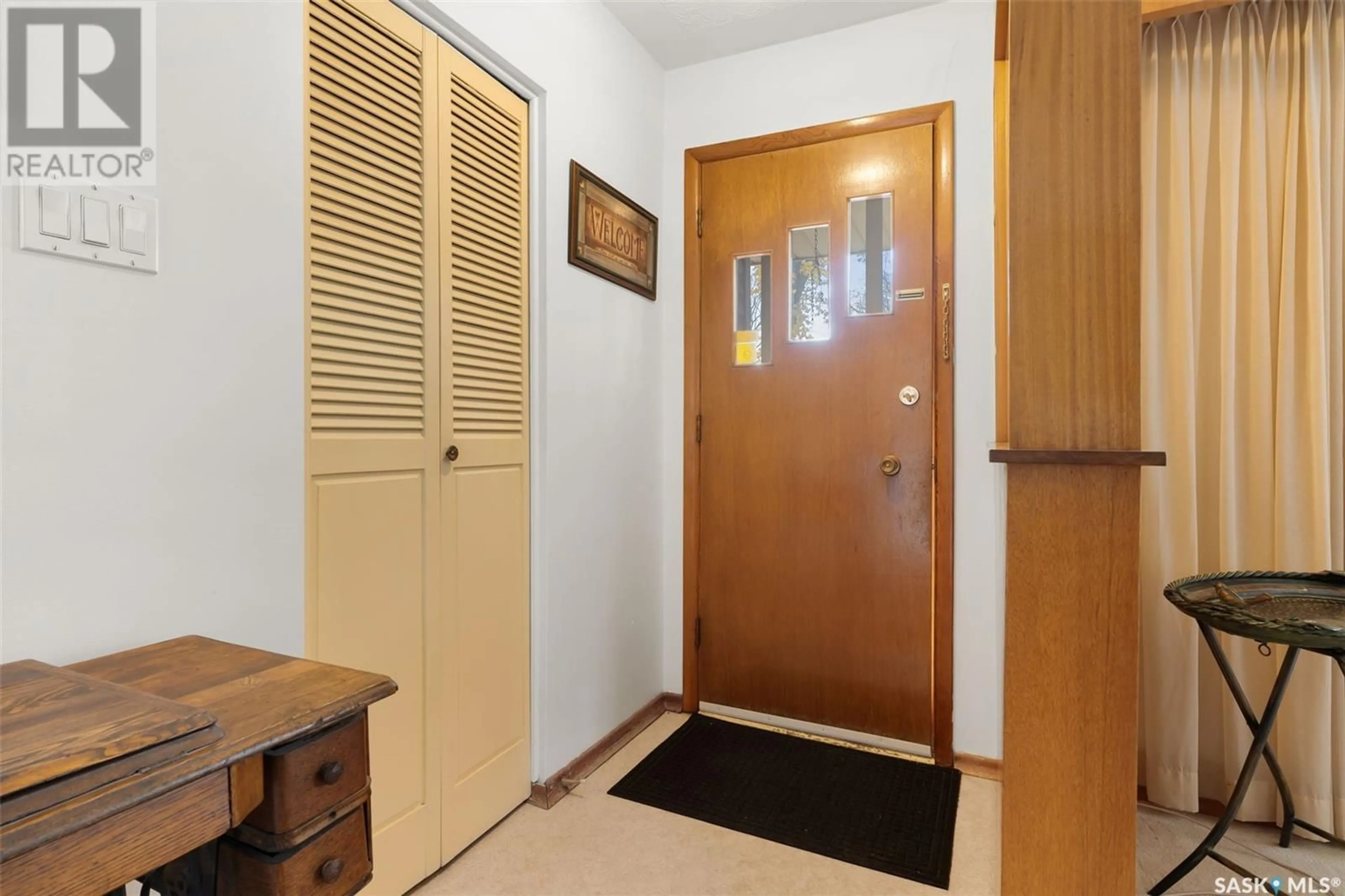 Indoor entryway, wood floors for 2100 Macpherson AVENUE, Regina Saskatchewan S4S4E3