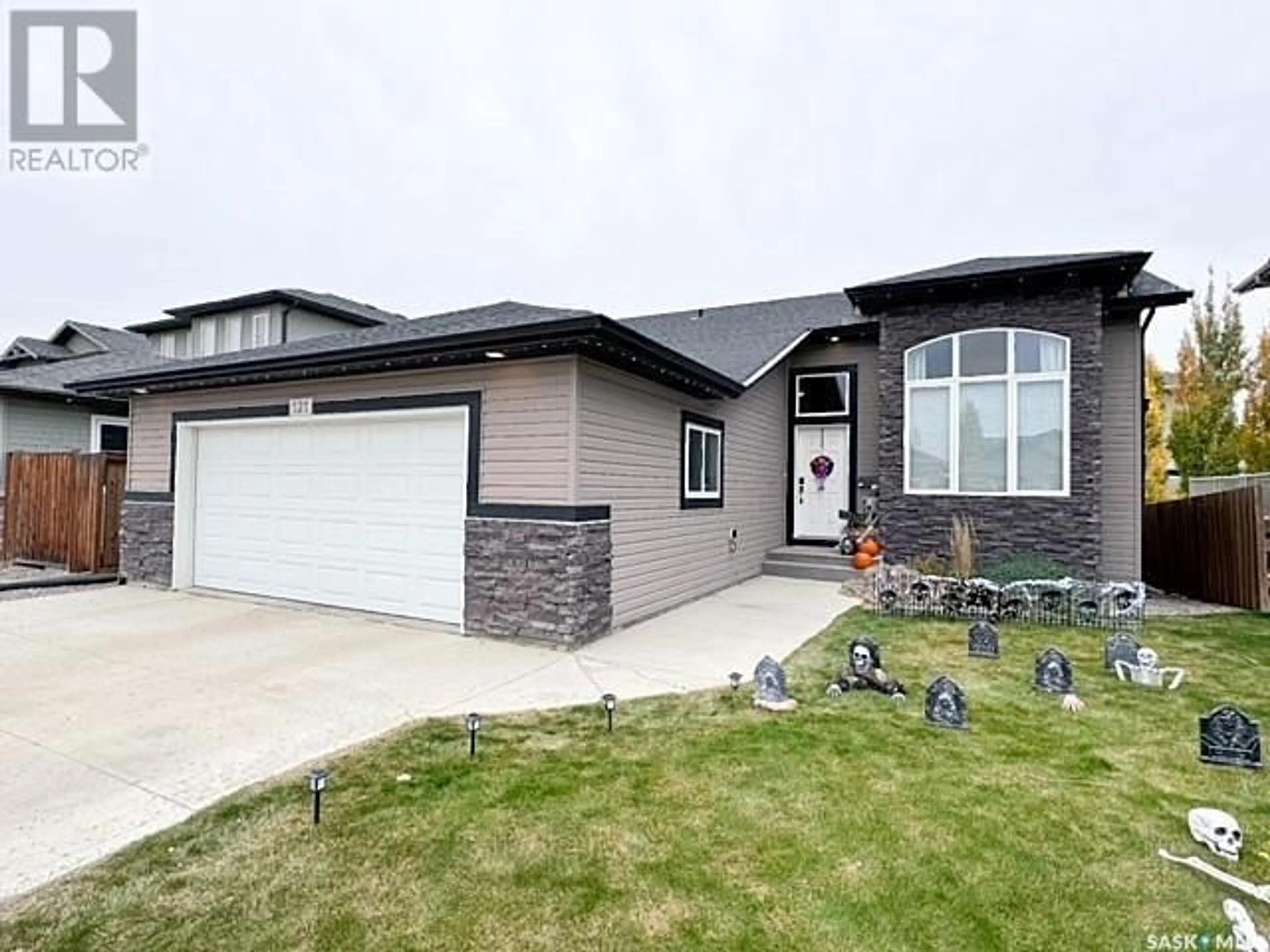 Frontside or backside of a home, the street view for 121 Valley Park PLACE, Swift Current Saskatchewan S9H5N2