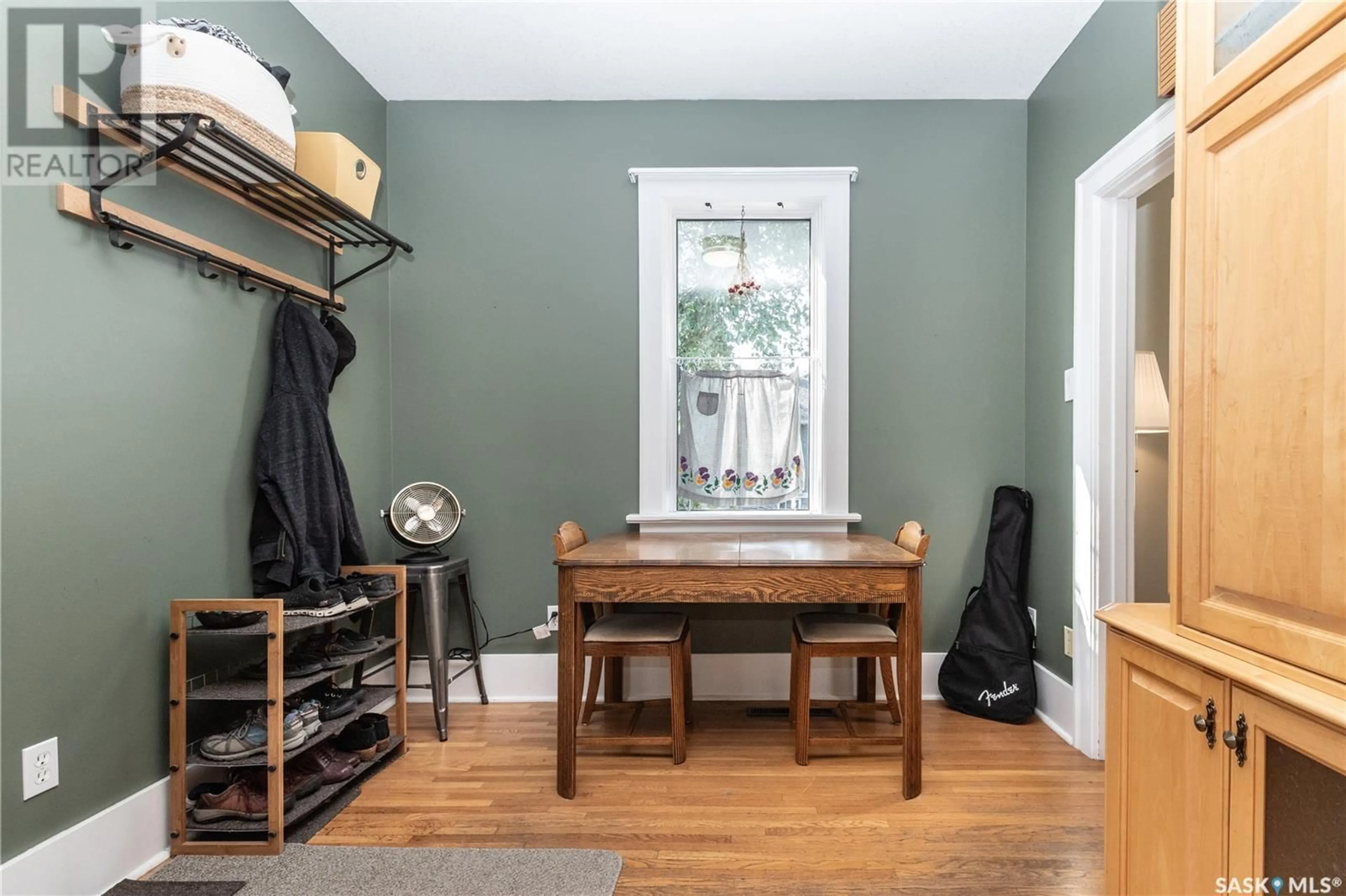 Indoor entryway, wood floors for 802 7th AVENUE N, Saskatoon Saskatchewan S7K2V6