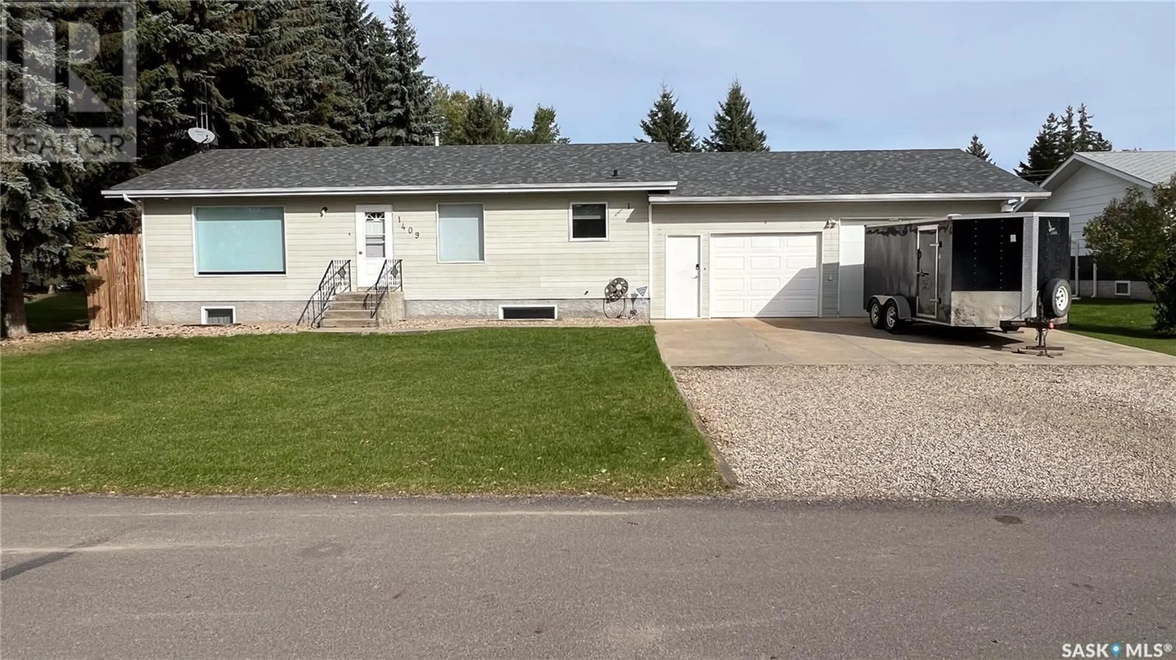 Frontside or backside of a home, the street view for 1409 3rd AVENUE, Edam Saskatchewan S0M0V0