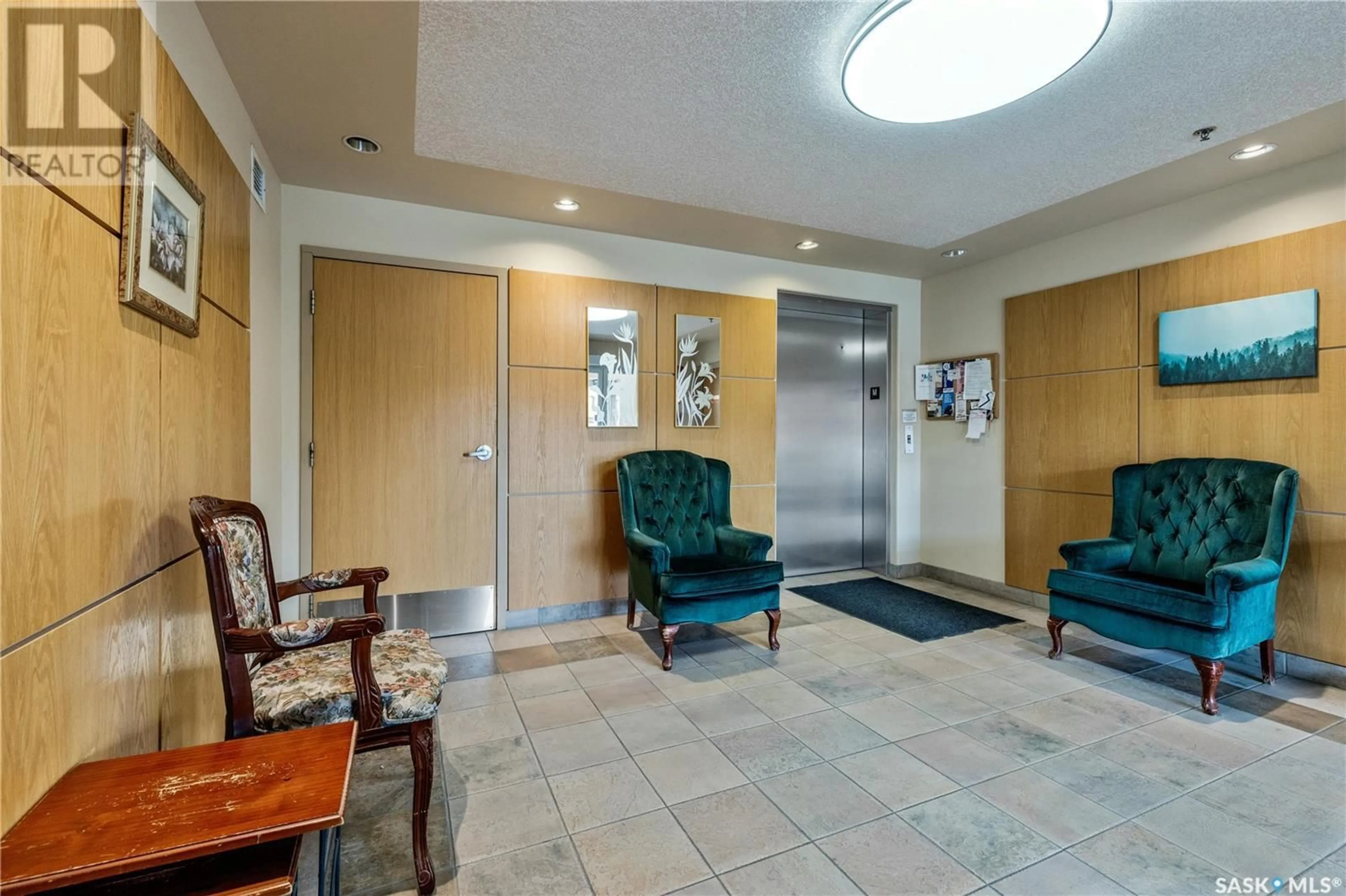 Indoor foyer for 202 205 McIntyre STREET N, Regina Saskatchewan S4R3B7