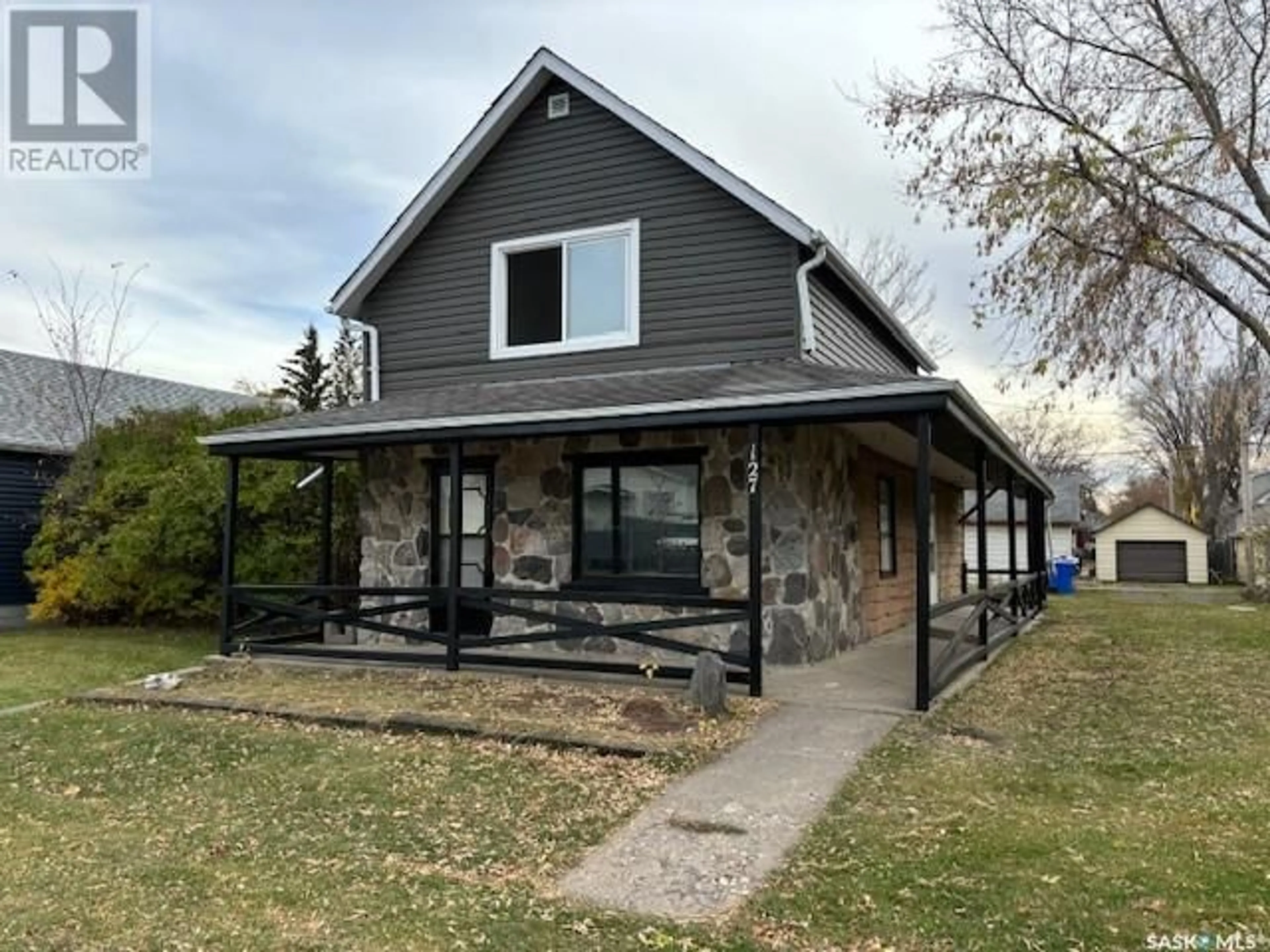 Frontside or backside of a home, cottage for 127 Fourth AVENUE E, Canora Saskatchewan S0A0L0