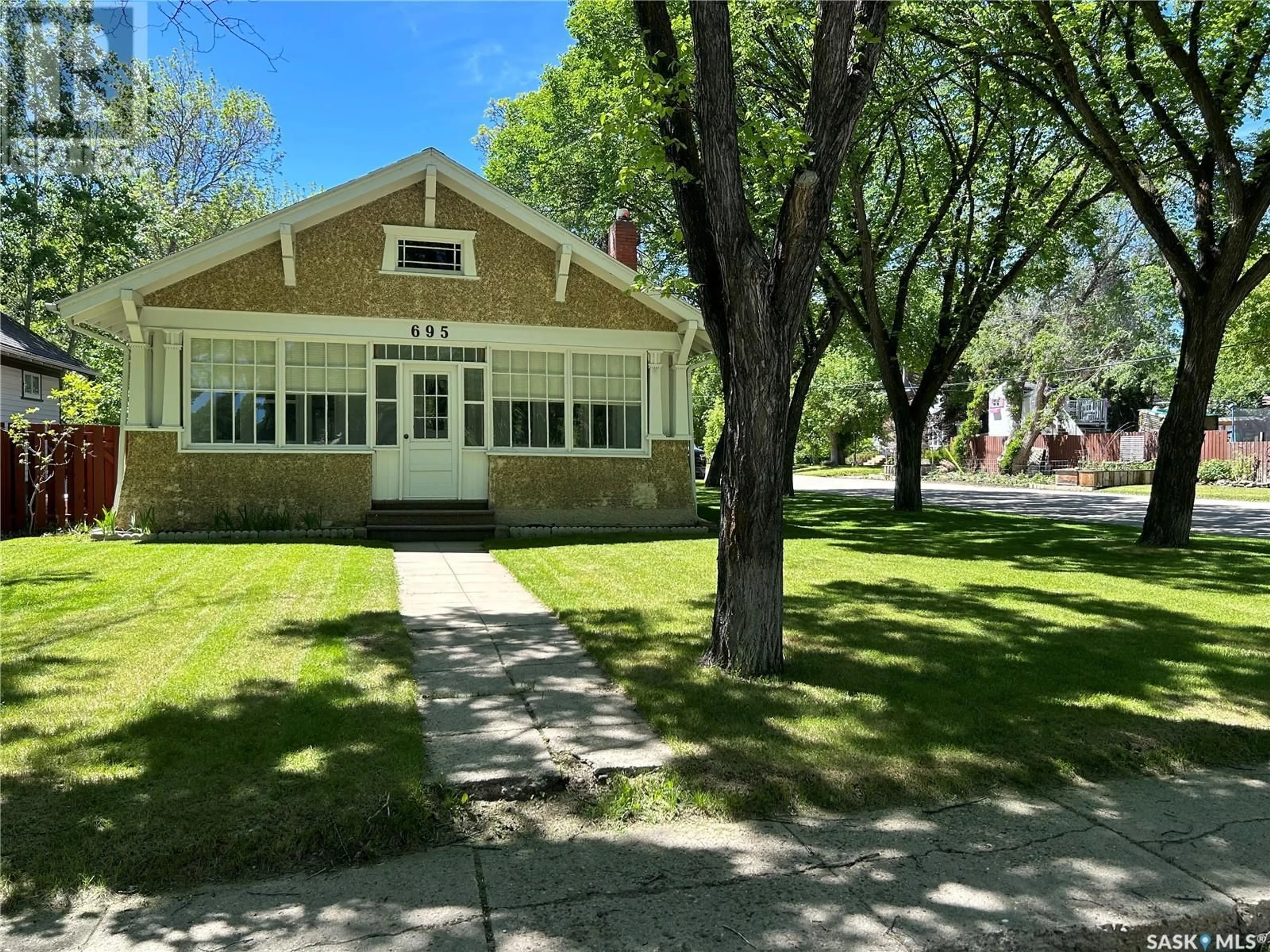 Frontside or backside of a home, cottage for 695 3rd STREET E, Shaunavon Saskatchewan S0N2M0