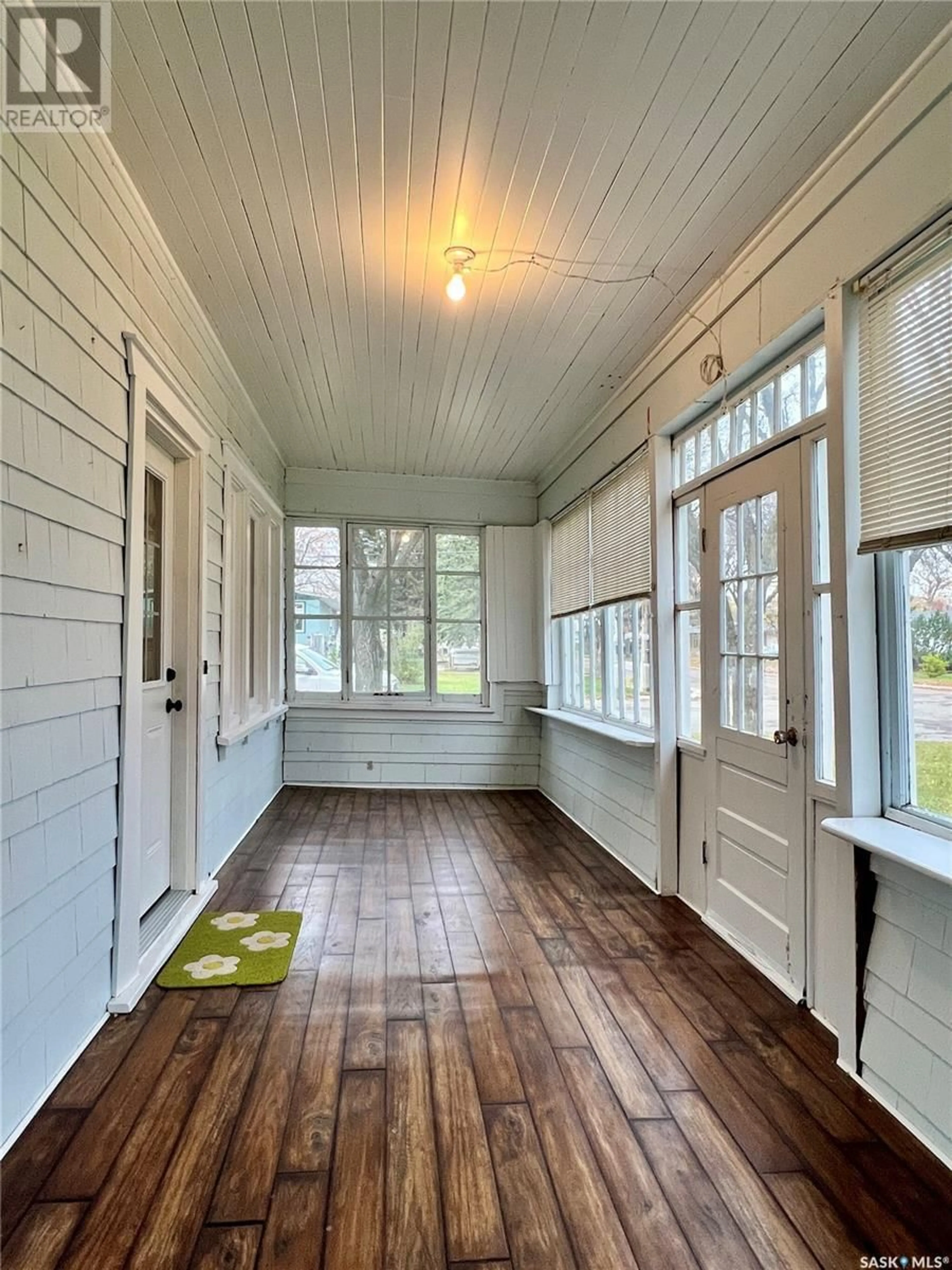 Indoor entryway, wood floors for 695 3rd STREET E, Shaunavon Saskatchewan S0N2M0