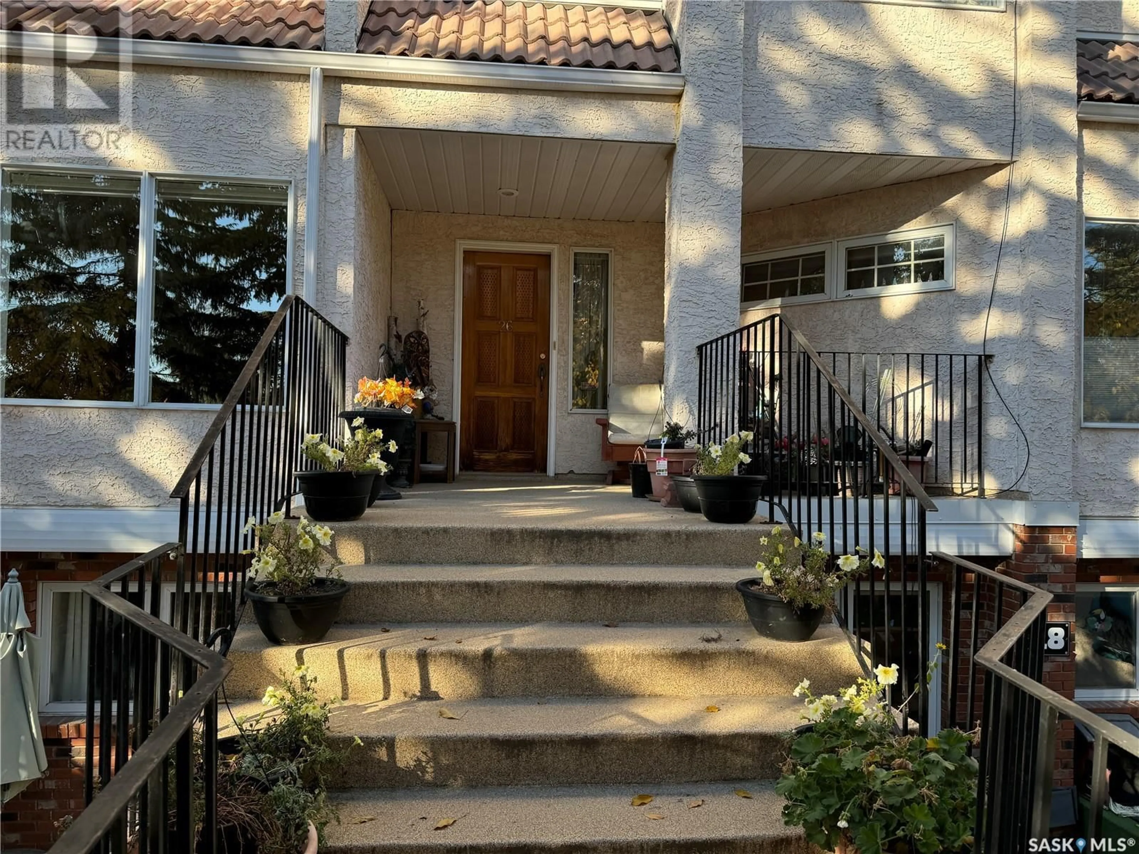 Indoor entryway, wood floors for 26 2338 Assiniboine AVENUE E, Regina Saskatchewan S4V2G2