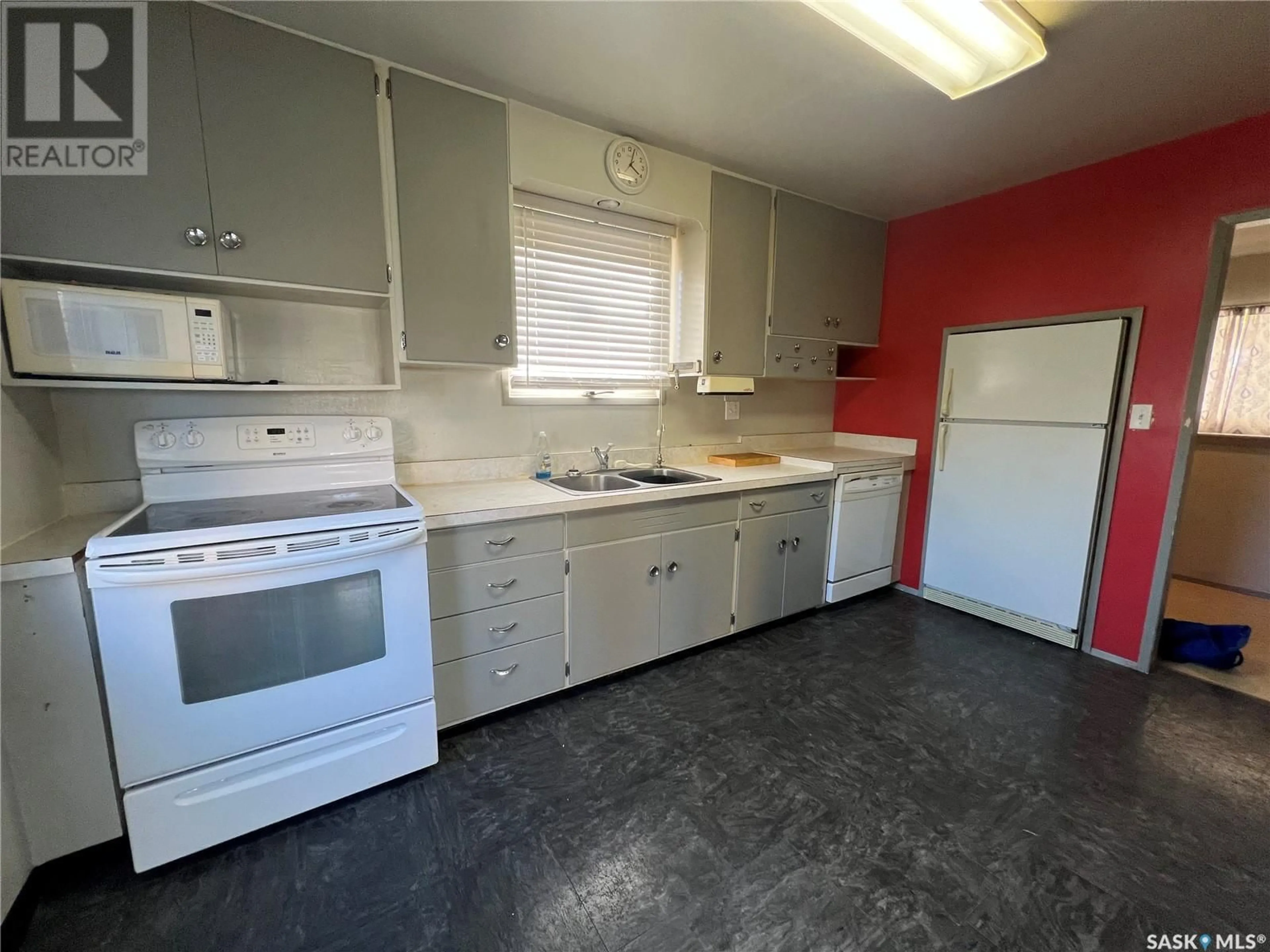 Standard kitchen, unknown floor, cottage for 183 5th AVENUE W, Central Butte Saskatchewan S0H0A1