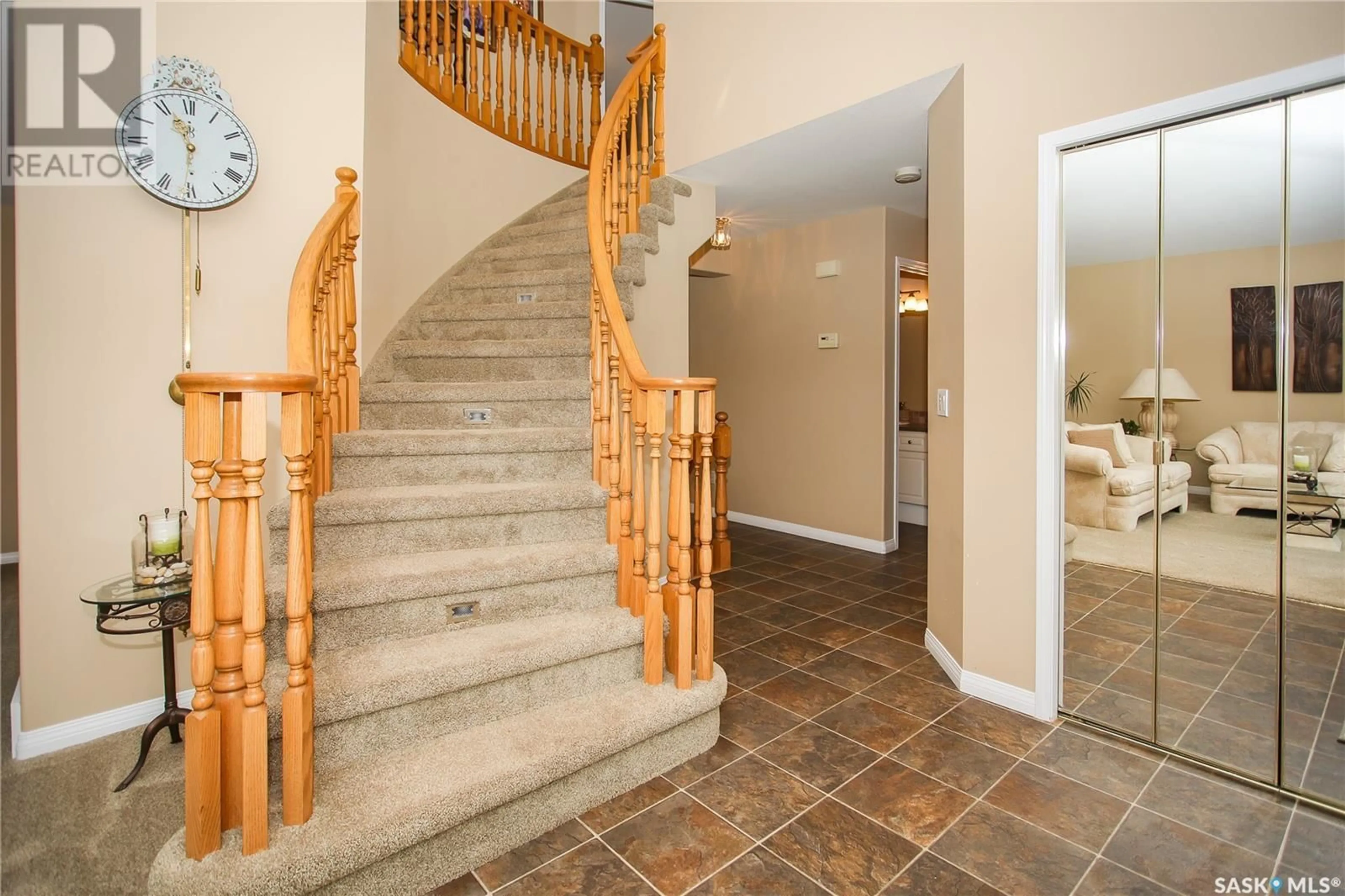 Indoor foyer, carpet floors for 206 Braeshire LANE, Saskatoon Saskatchewan S7V1B2