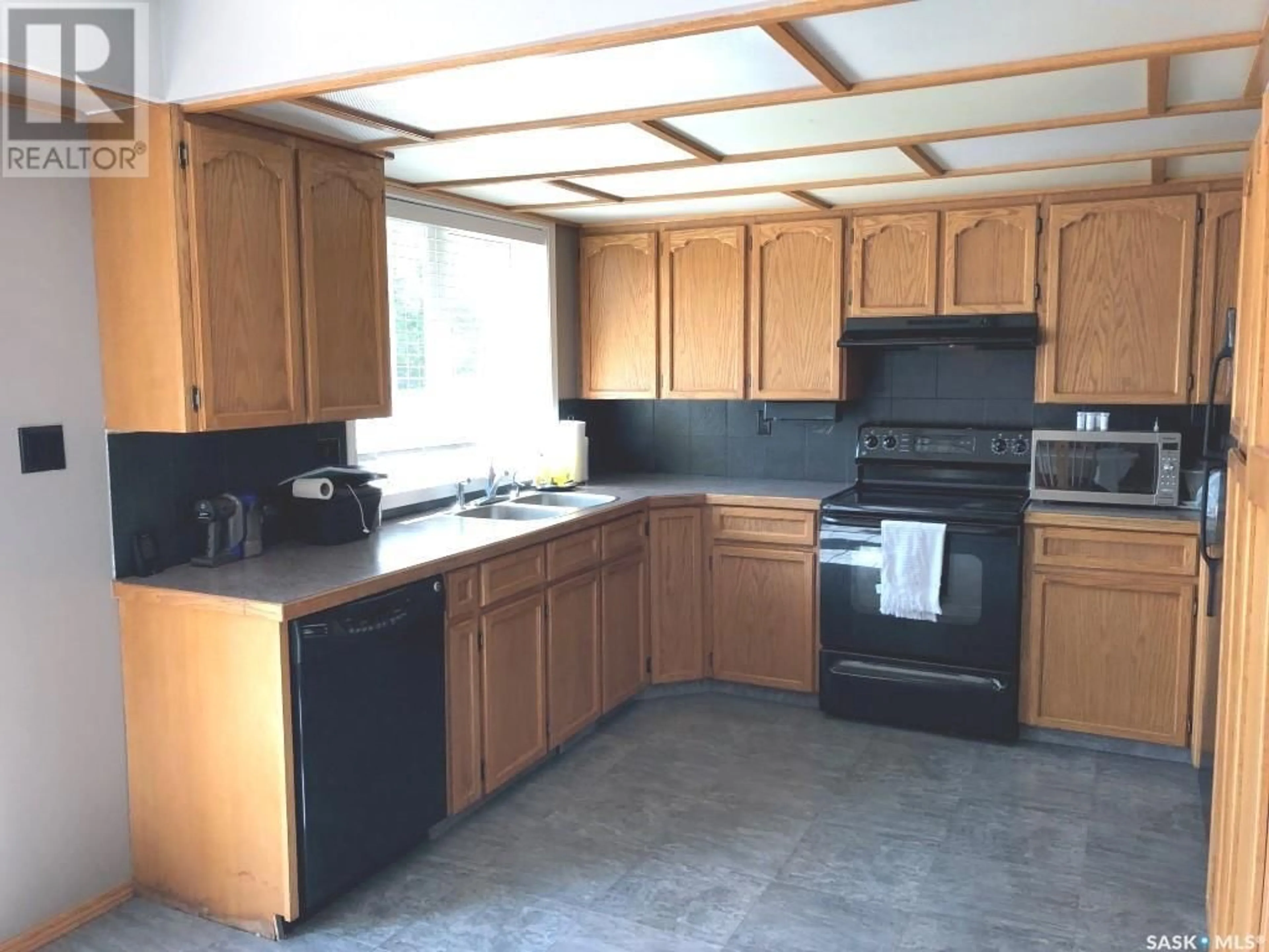 Standard kitchen, wood floors, cottage for 6 Echo DRIVE, Fort Qu'Appelle Saskatchewan S0G1S0