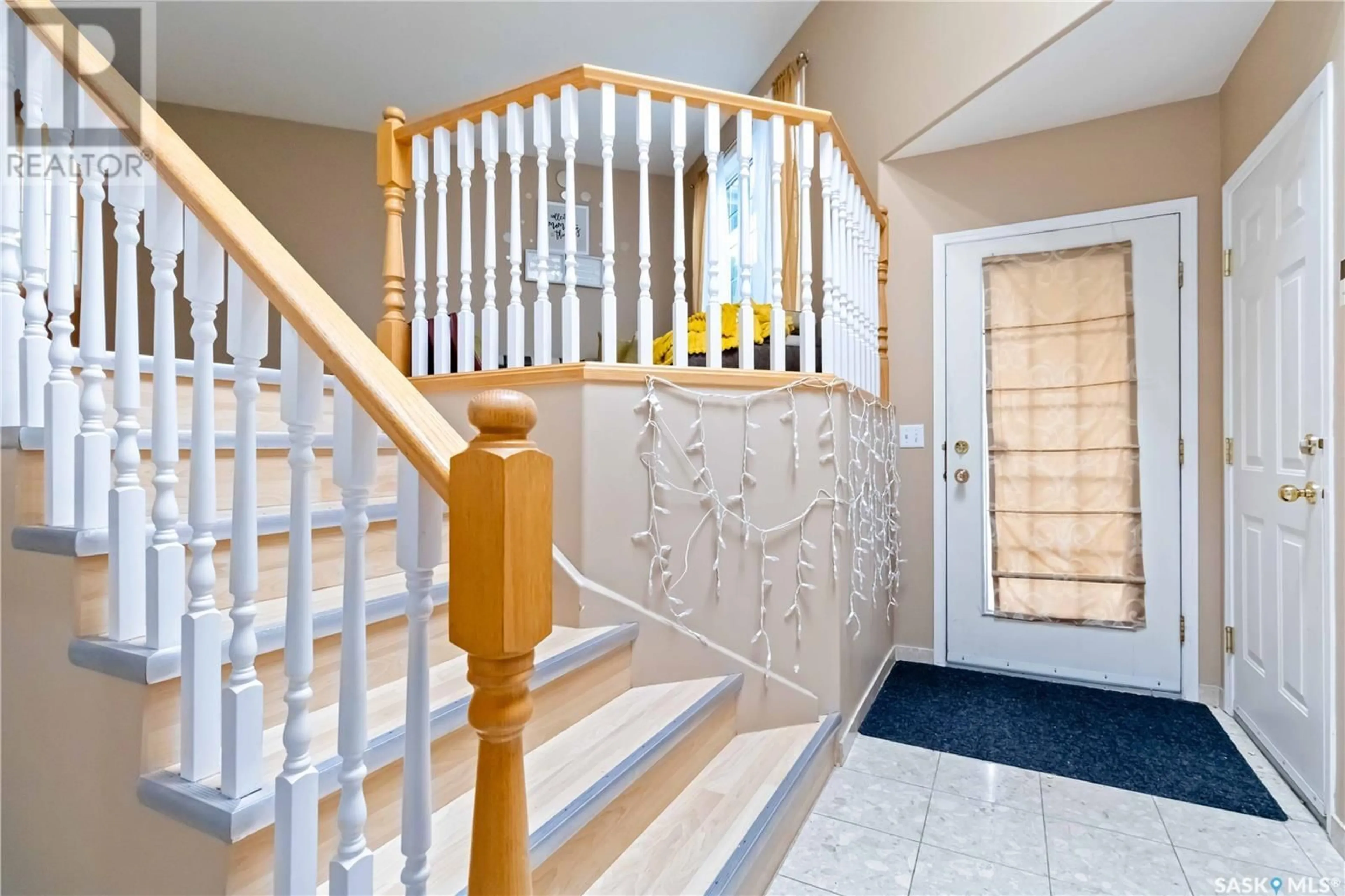 Indoor foyer, carpet floors for 826 Budz CRESCENT, Saskatoon Saskatchewan S7N4N6