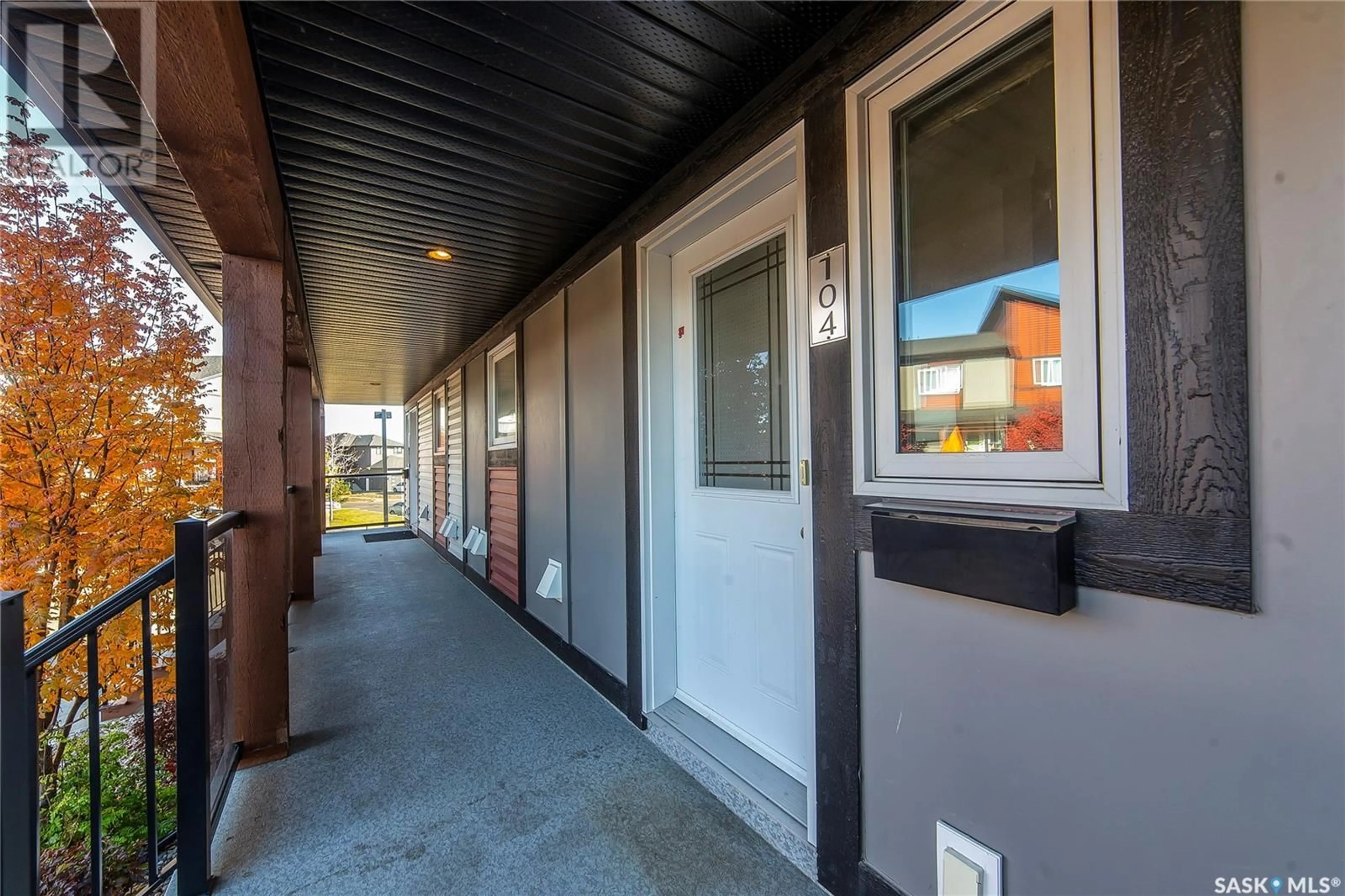 Indoor foyer for 104 102 Manek ROAD, Saskatoon Saskatchewan S7W0V2