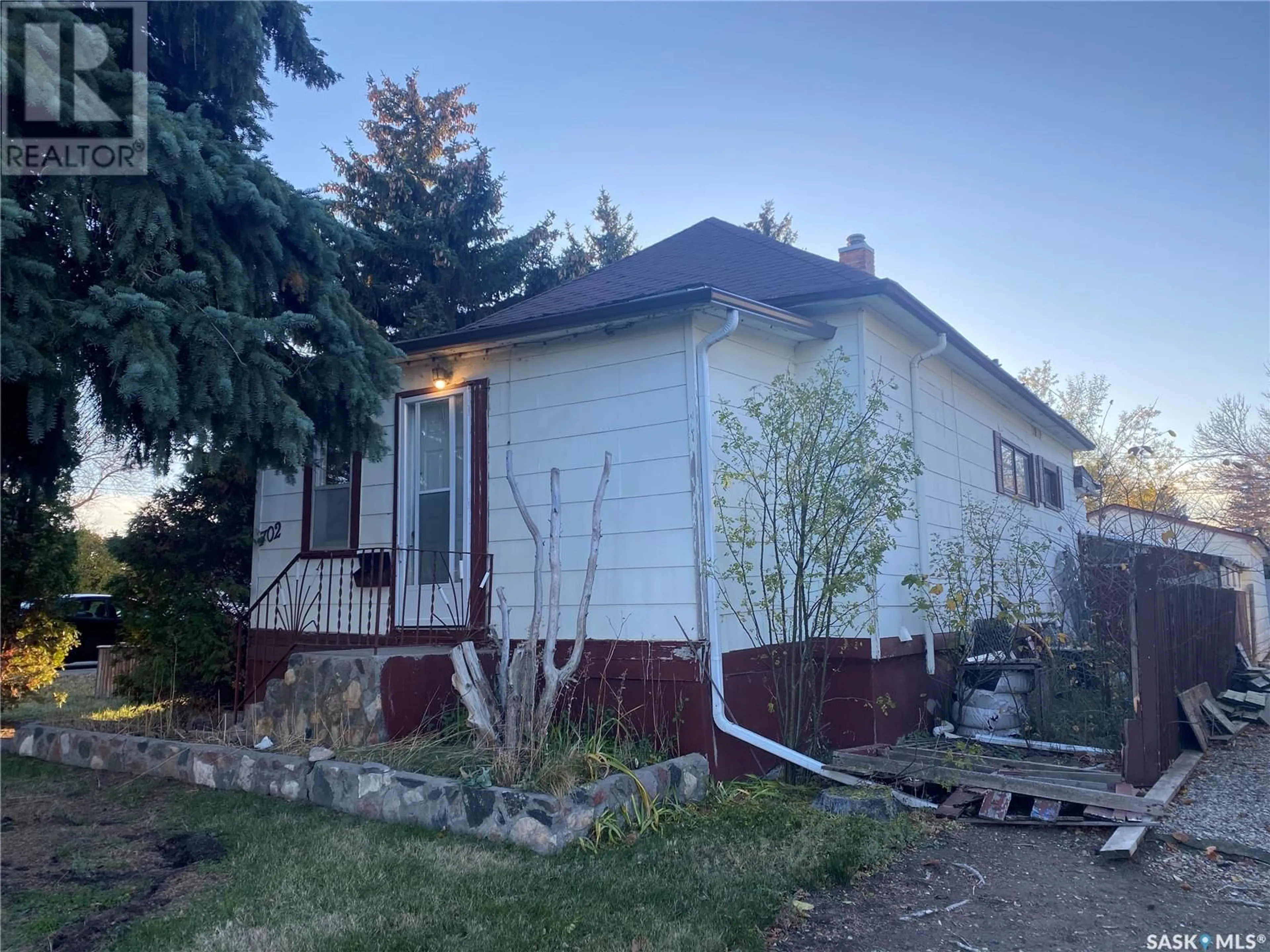 Frontside or backside of a home, cottage for 702 3RD AVENUE NW, Swift Current Saskatchewan S9H0T1