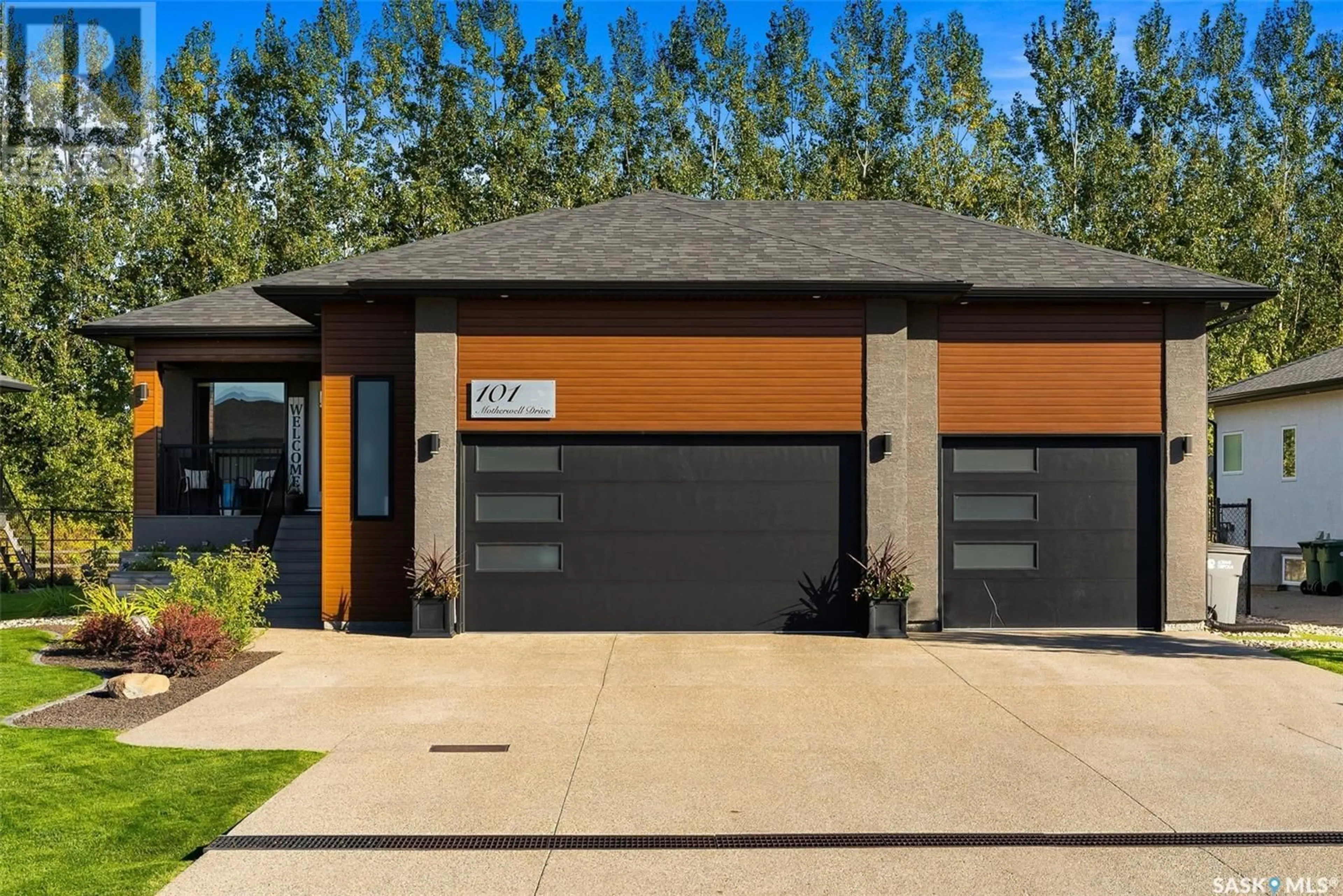 Indoor garage, cement floor for 101 Motherwell DRIVE, White City Saskatchewan S4L0C9