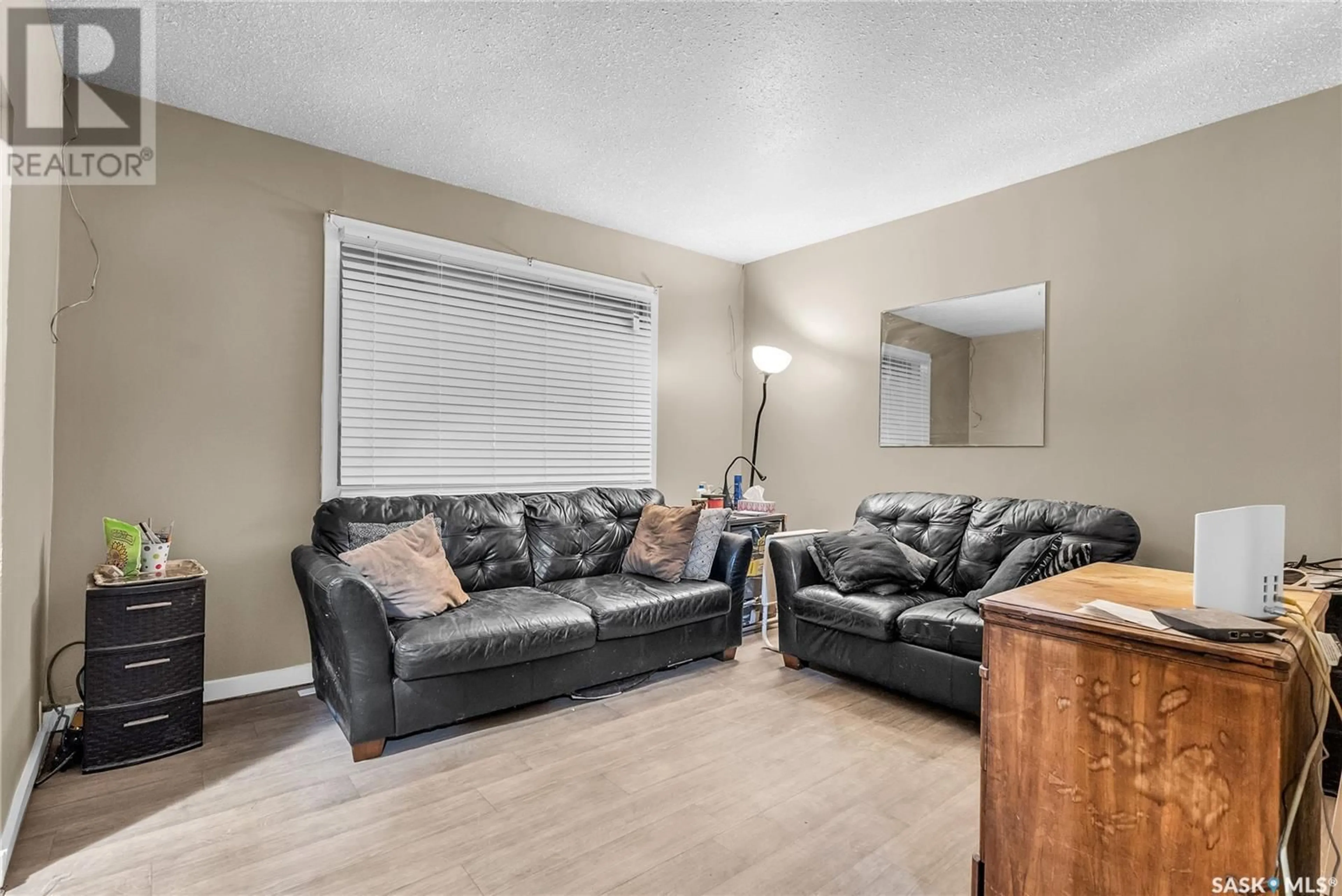 Living room, wood floors for 430 I AVENUE S, Saskatoon Saskatchewan S7M1Y4