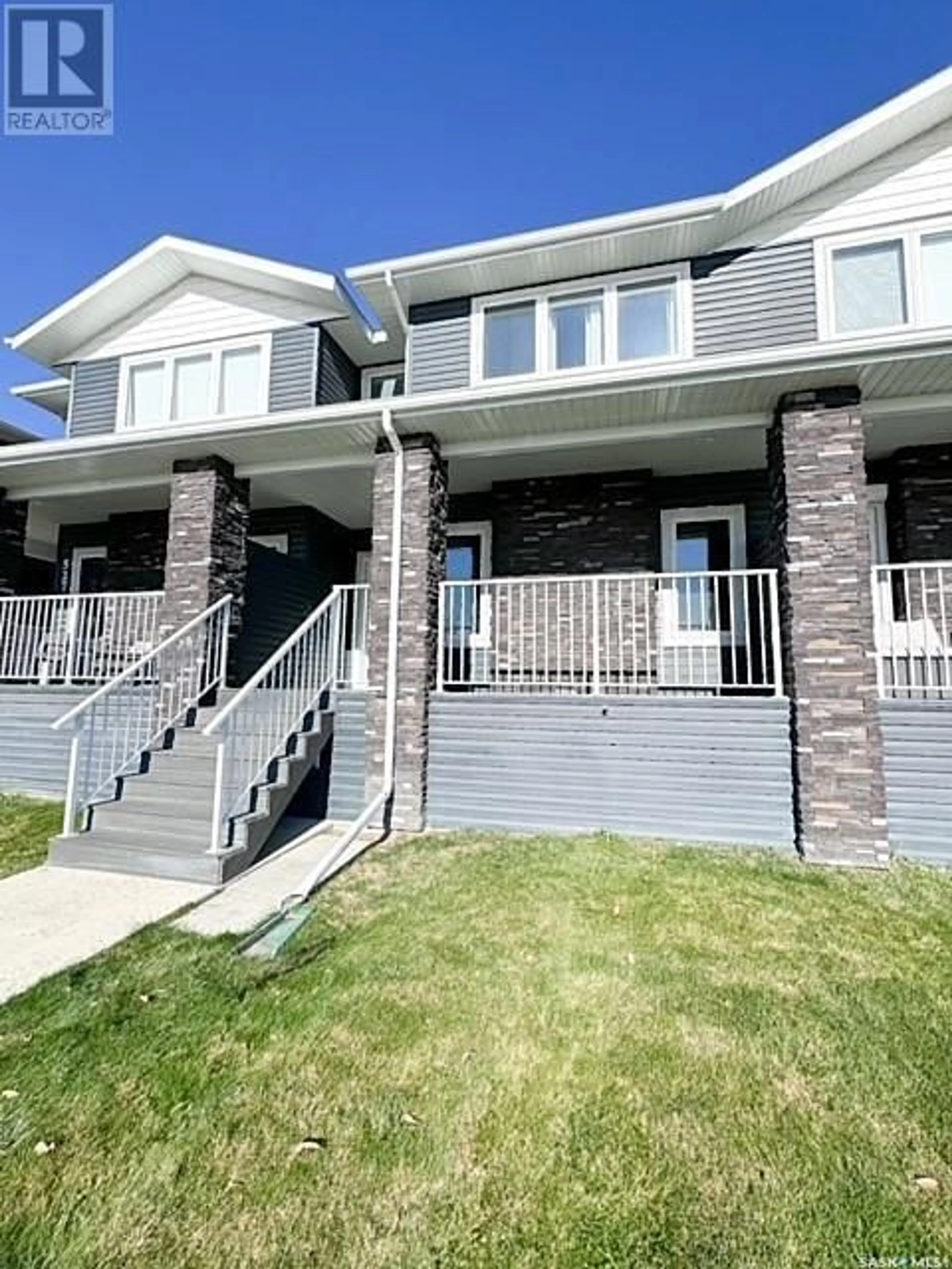 A pic from exterior of the house or condo, the front or back of building for 525 Douglas DRIVE, Swift Current Saskatchewan S9H5R6