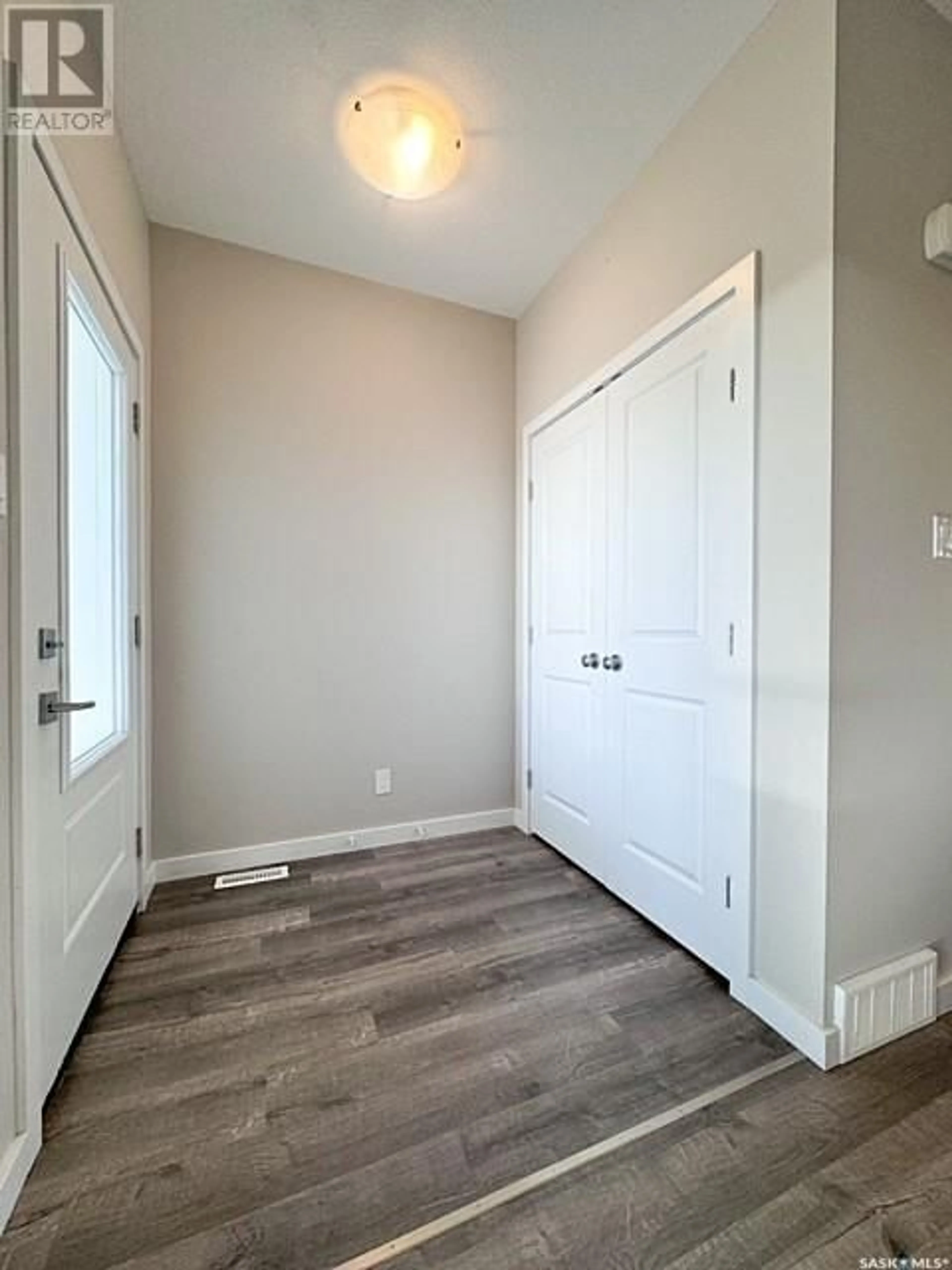 Indoor entryway, wood floors for 525 Douglas DRIVE, Swift Current Saskatchewan S9H5R6