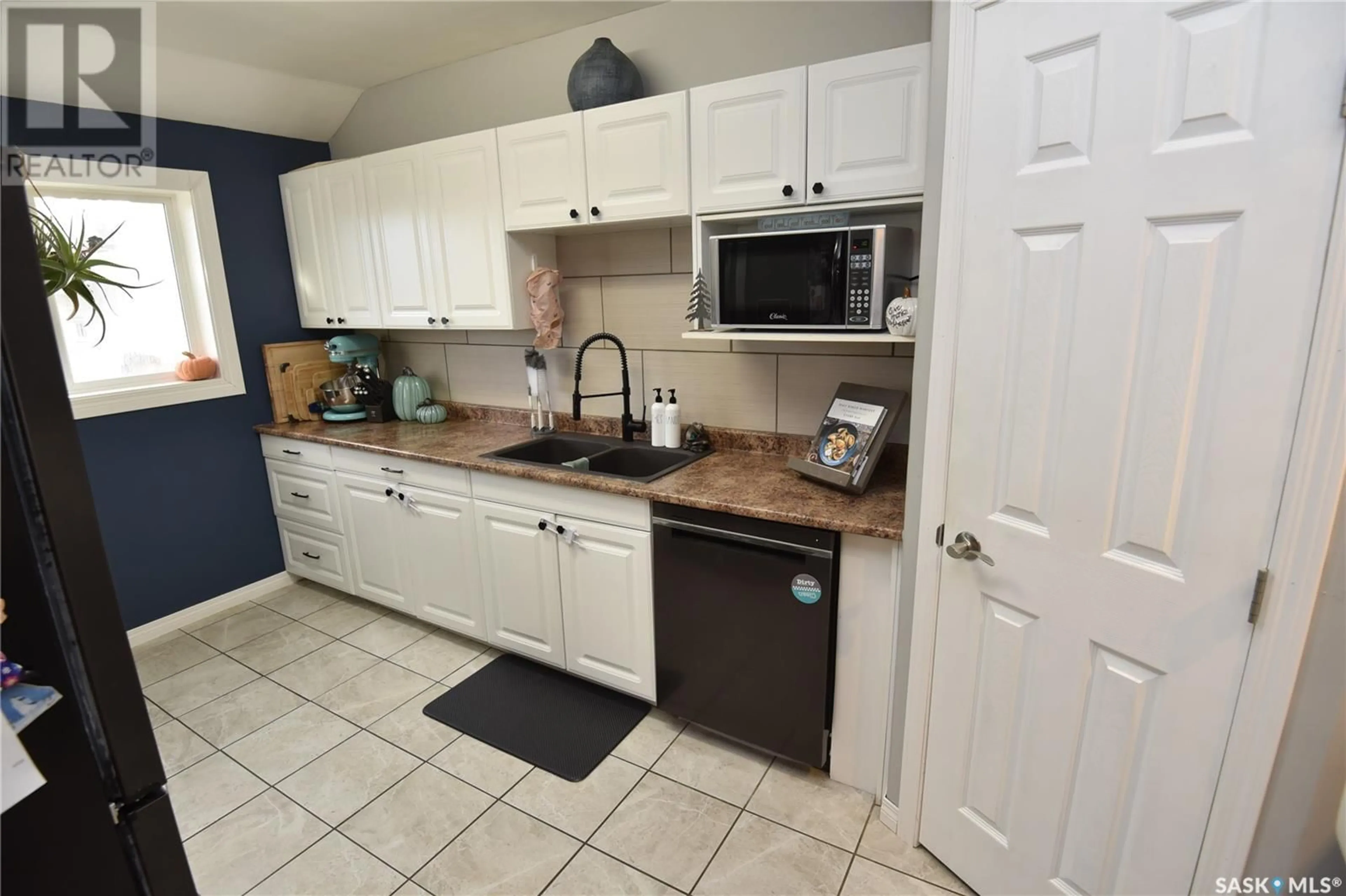 Standard kitchen, ceramic/tile floor for 418 7TH AVENUE, Nipawin Saskatchewan S0E1E0