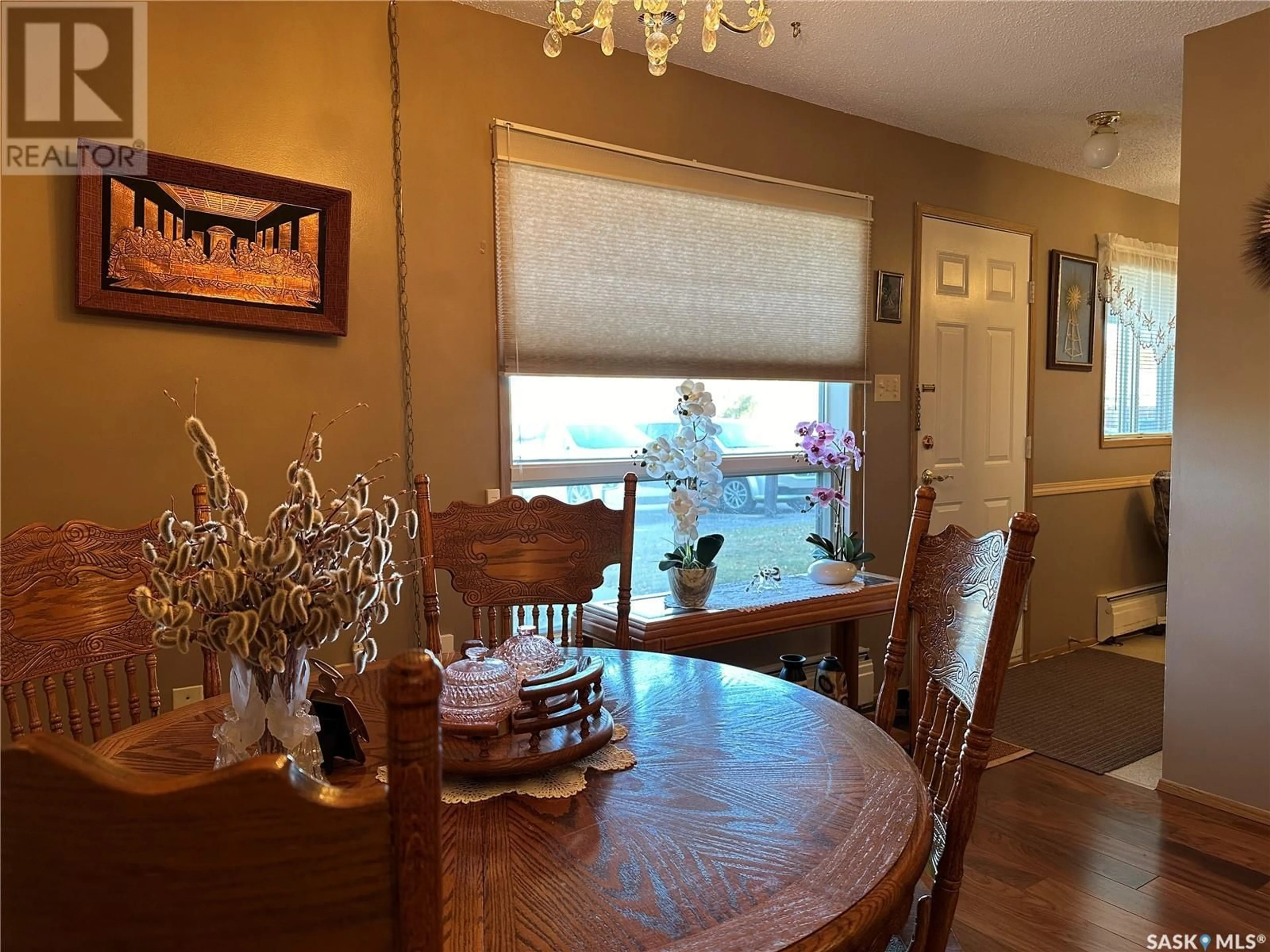 Dining room, wood floors, cottage for 101 D 1350 Gordon ROAD, Moose Jaw Saskatchewan S6H7R9