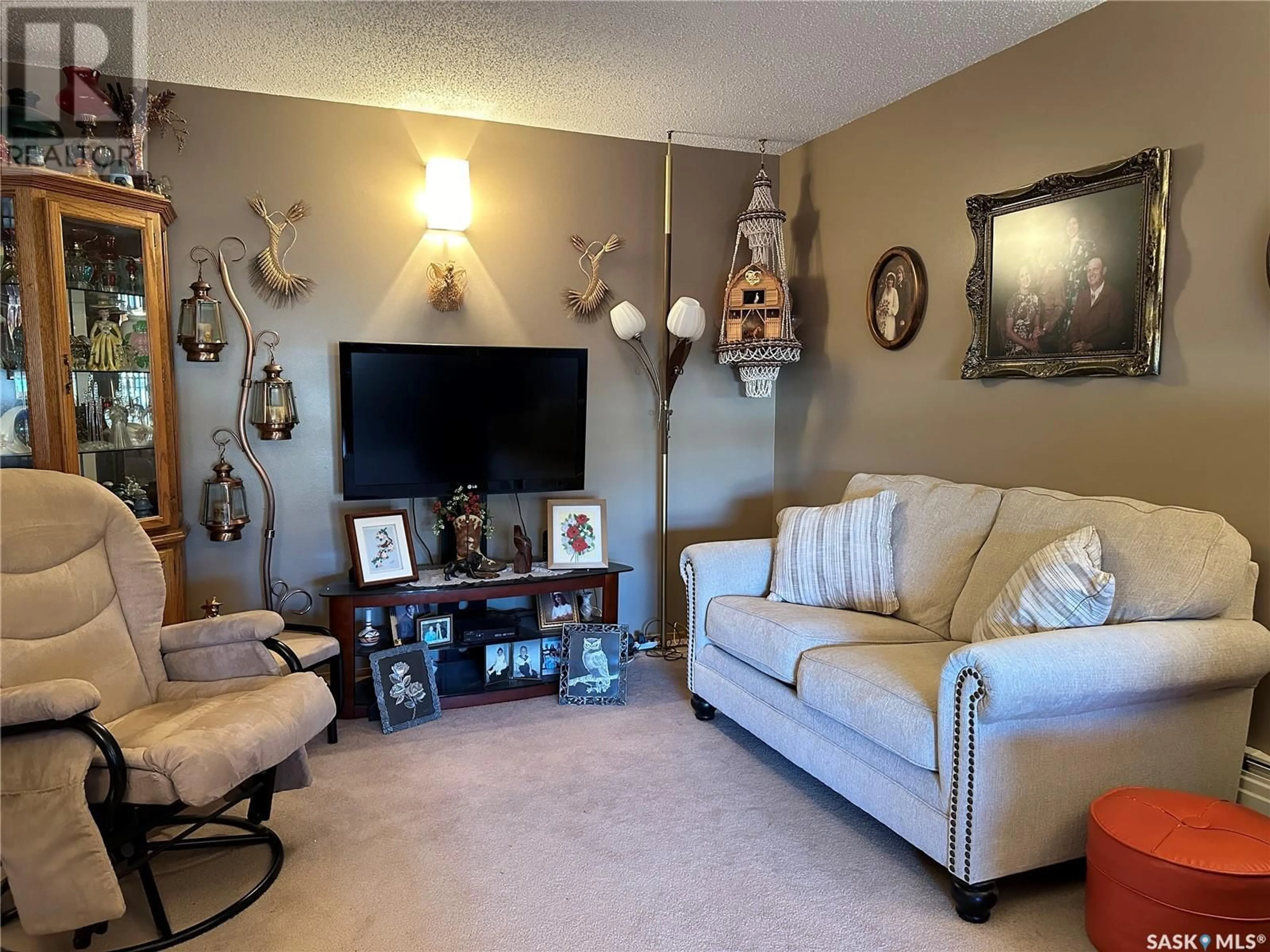 Living room, carpet floors for 101 D 1350 Gordon ROAD, Moose Jaw Saskatchewan S6H7R9