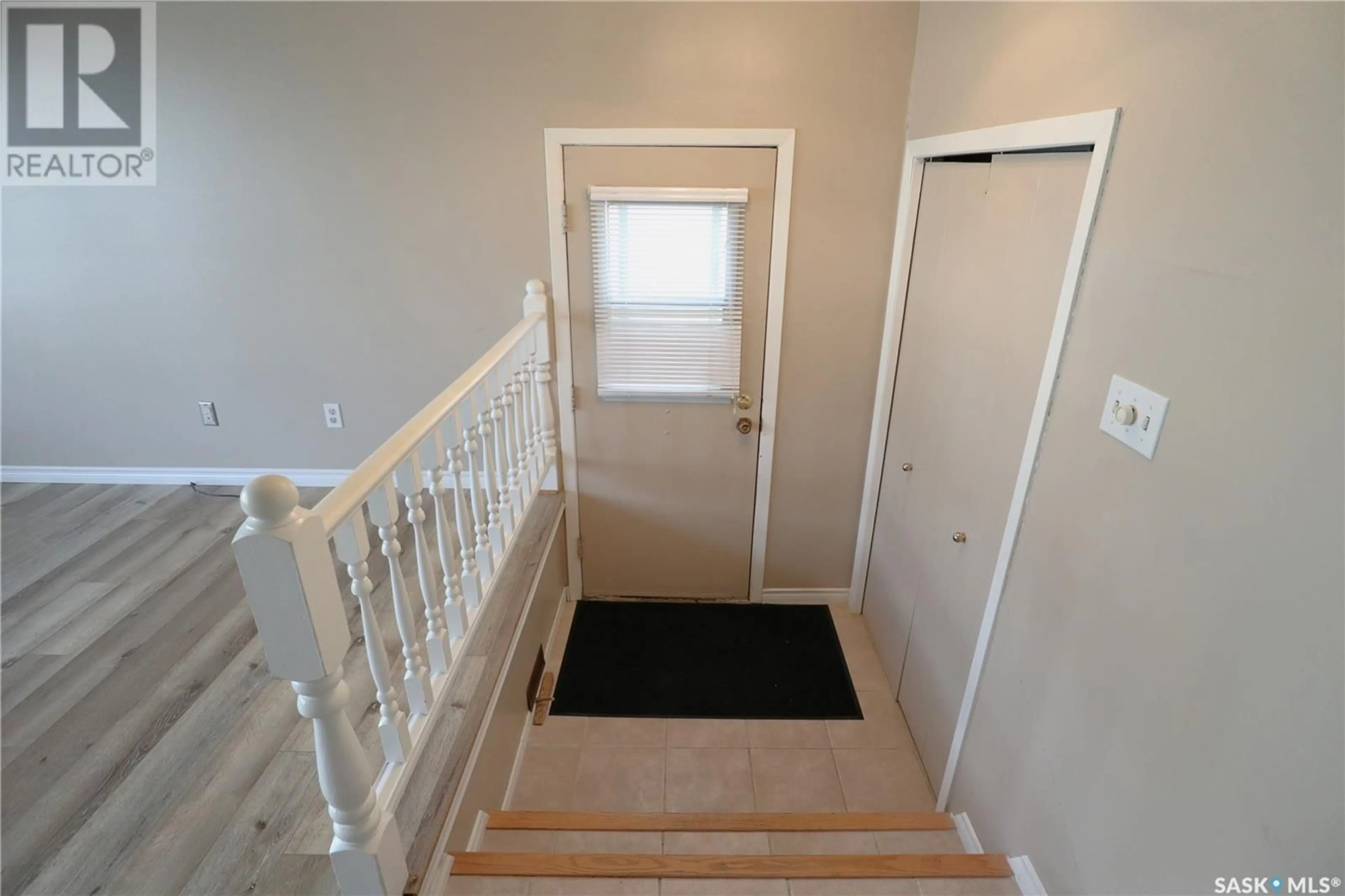 Indoor entryway, wood floors for 6119 Dalgliesh DRIVE, Regina Saskatchewan S4X2K3